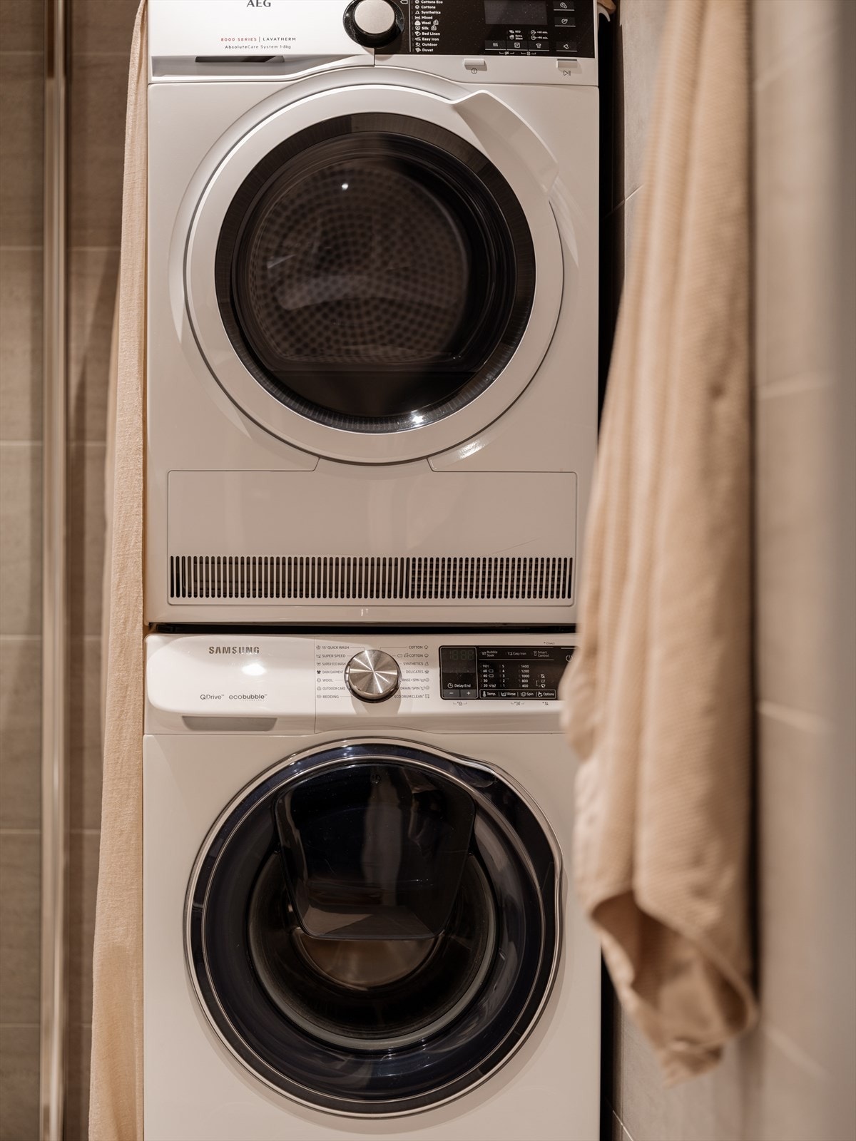 Det er plass til både vaskemaskin og tørketrommel ved siden av dusjplassen. Galleribilde