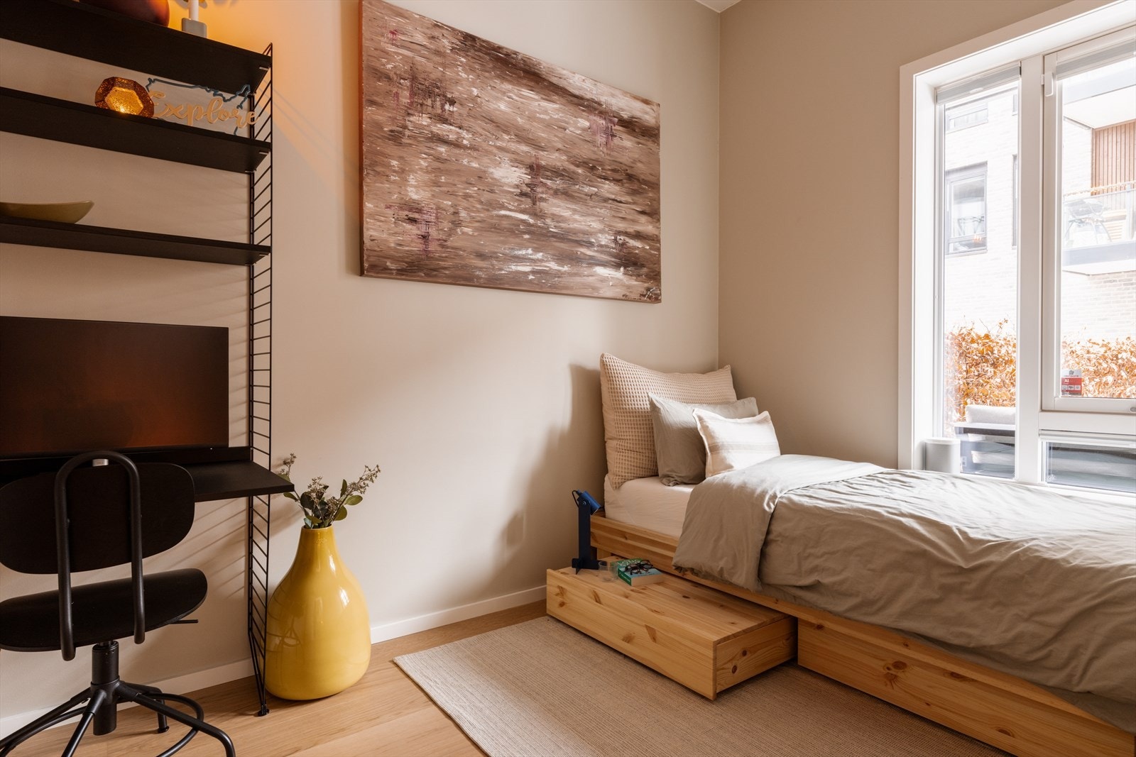 Arbeidsplassen gir et stilrent og funksjonelt hjemmekontor, mens rommet samtidig har god plass til seng - perfekt som gjesteværelse eller barnerom. Galleribilde