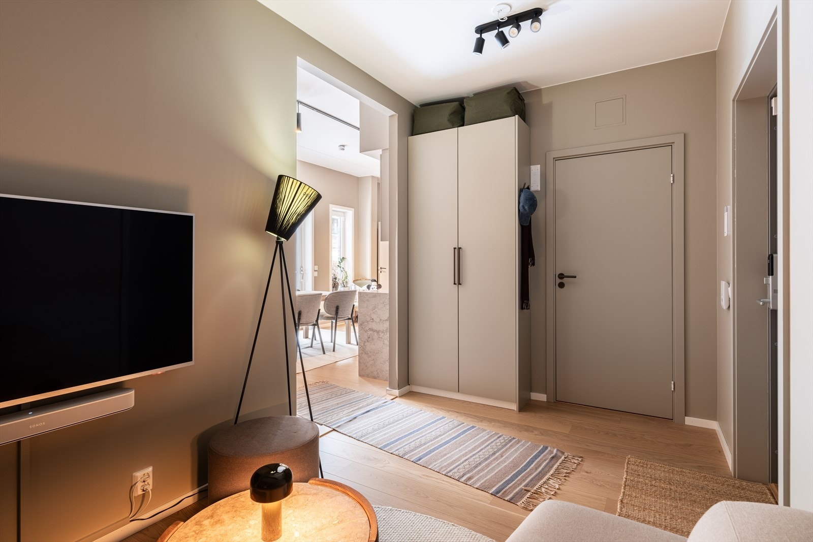 Leiligheten ble ferdigstilt i 2022 og byr på høy standard med gjennomtenkte løsninger. Galleribilde