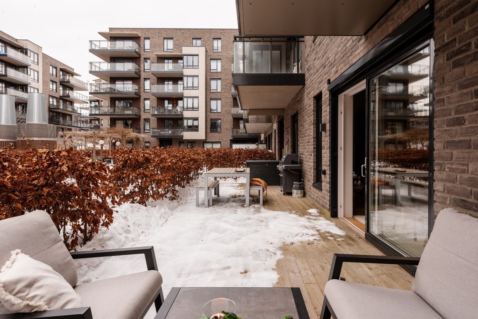 Markterrassen fungerer som en naturlig forlengelse av stuen og oppleves som et ekstra oppholdsrom i vår- og sommerhalvåret. Galleribilde