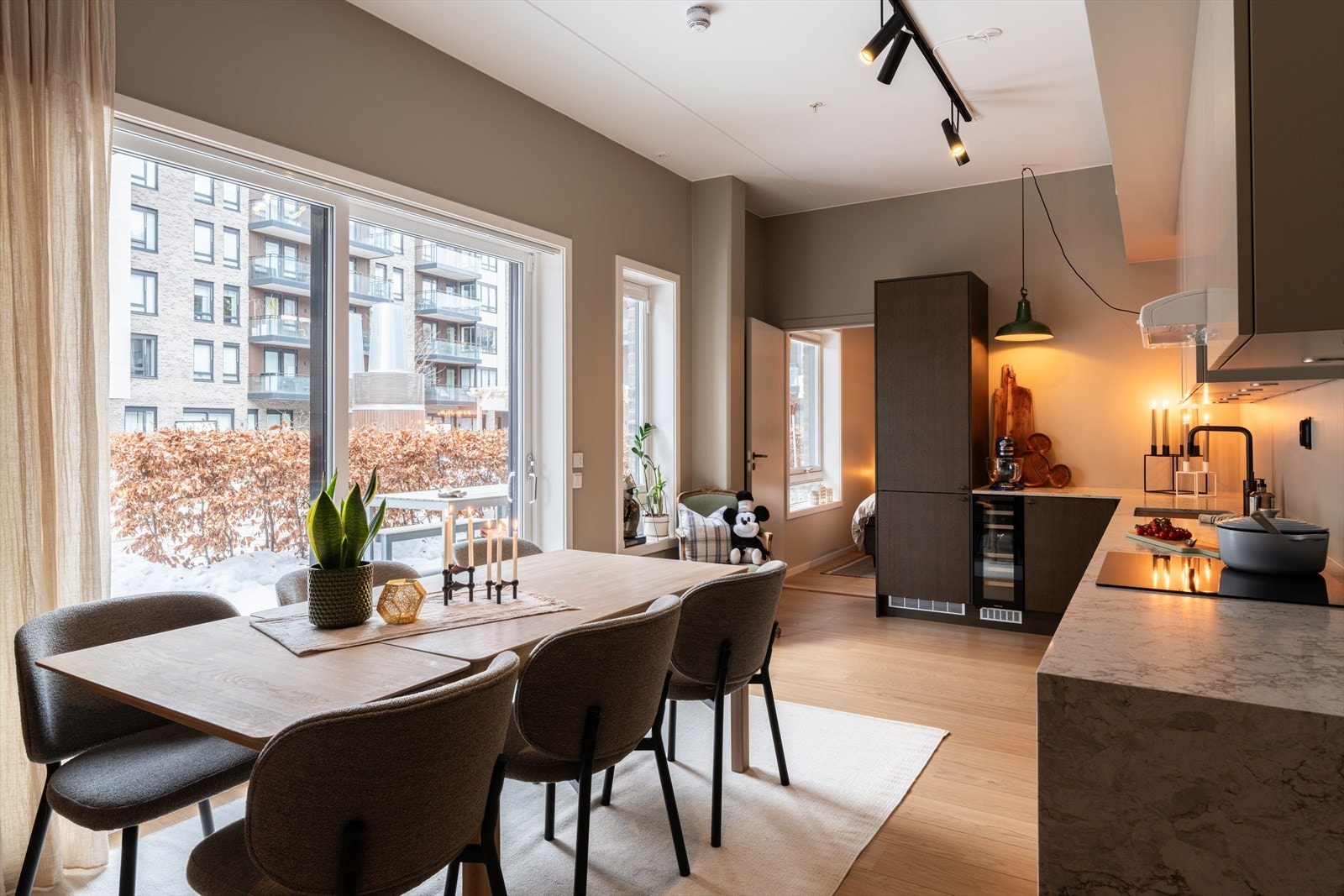 Spesielt god atmosfære som følge av den generøse takhøyden målt til ca. 3 meter. Galleribilde