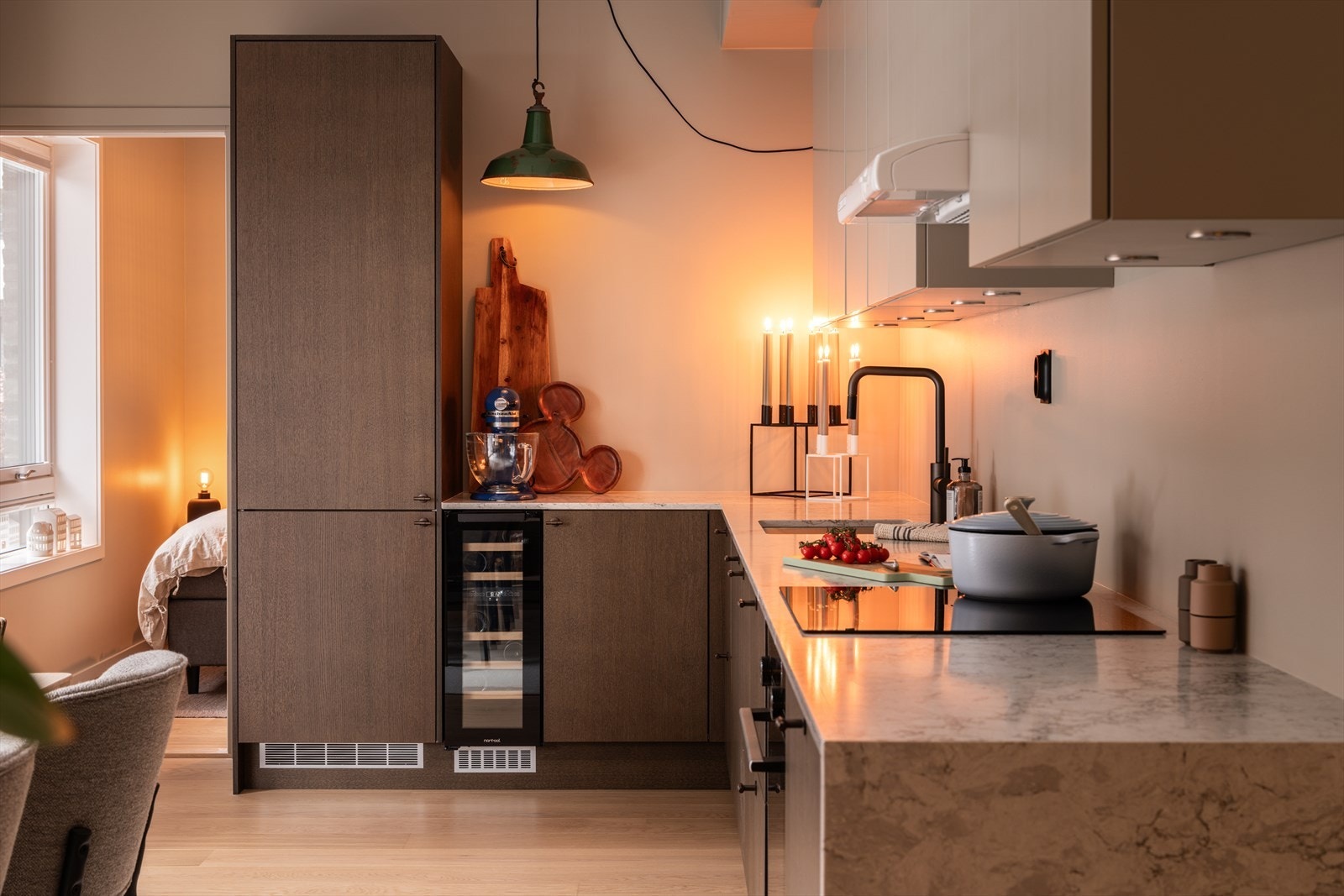 Påkostet designkjøkken med lekre detaljer og rikelig med arbeidsplass. Galleribilde