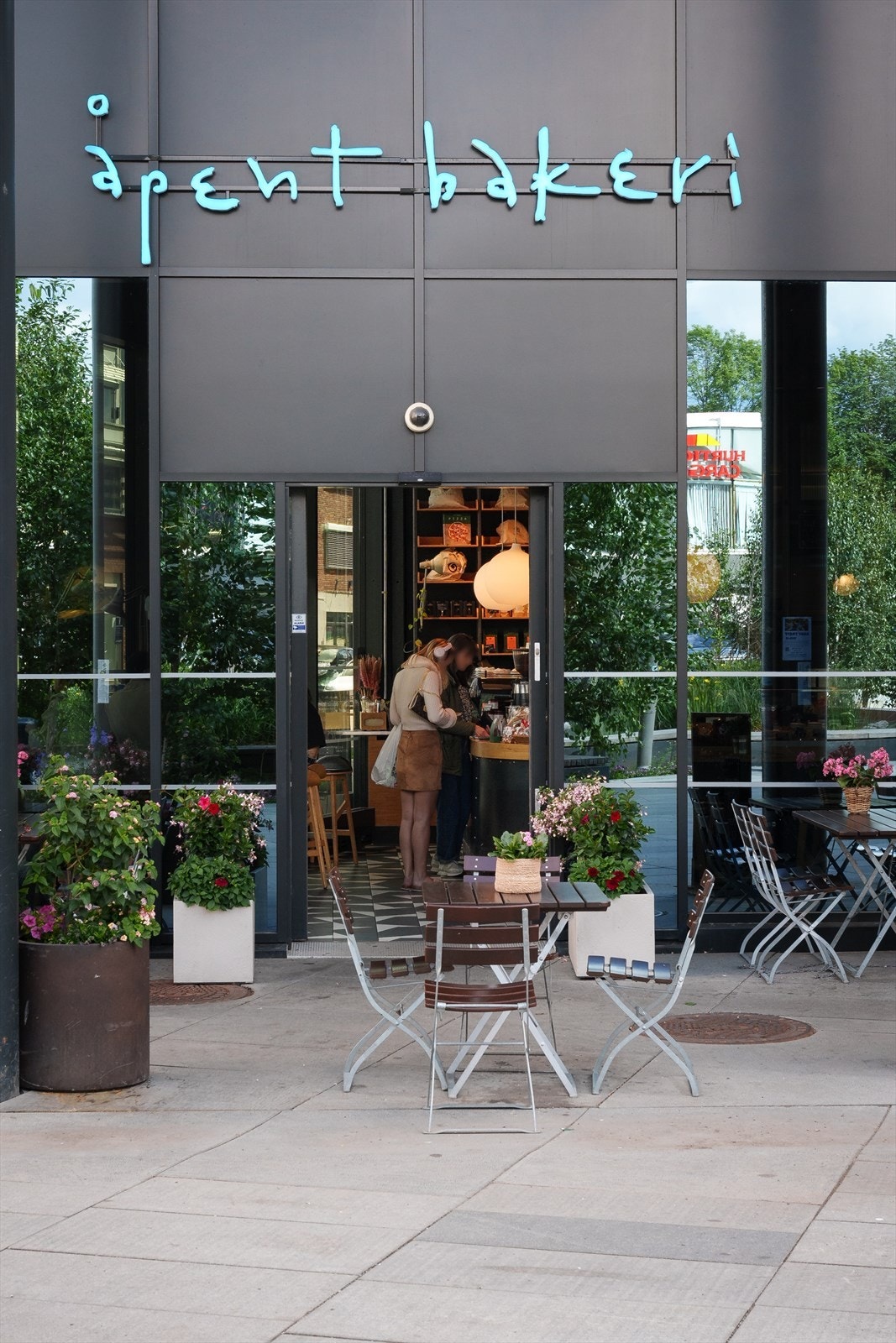 Området byr på kort avstand til caféer, restauranter og trivelige møteplasser. Galleribilde