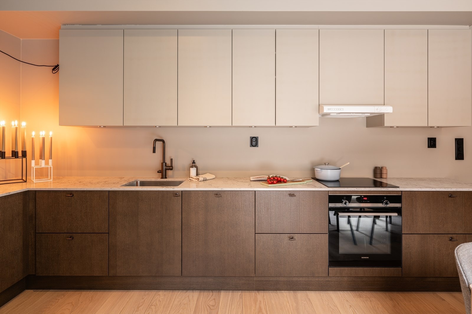 Den takhøye innredningen sørger for rikelig med skapplass og gjør det enkelt å holde orden. Galleribilde