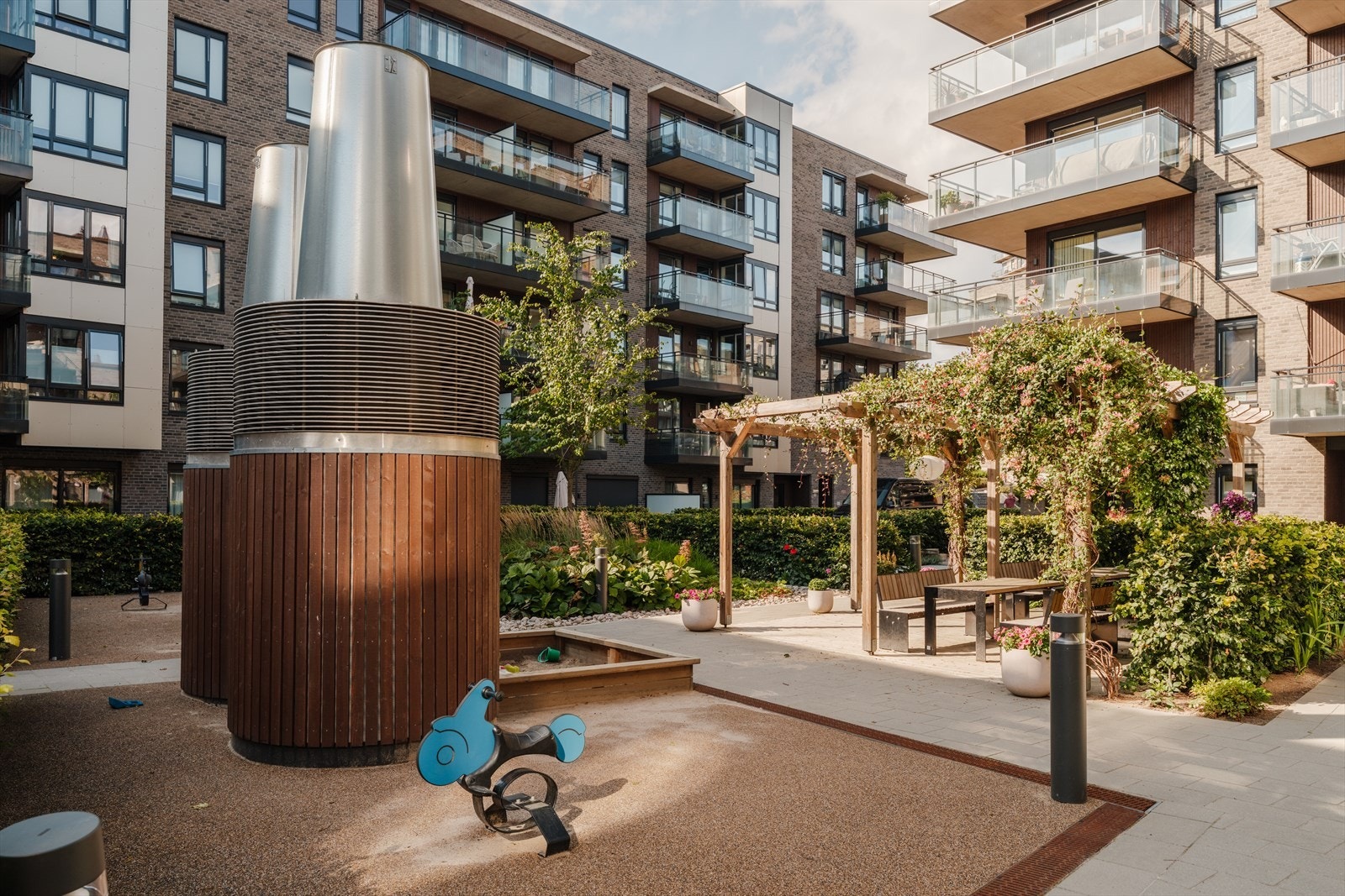 Koselig bakgård i sameiet som gir mulighet til et hyggelig felleskap for beboerne. Galleribilde