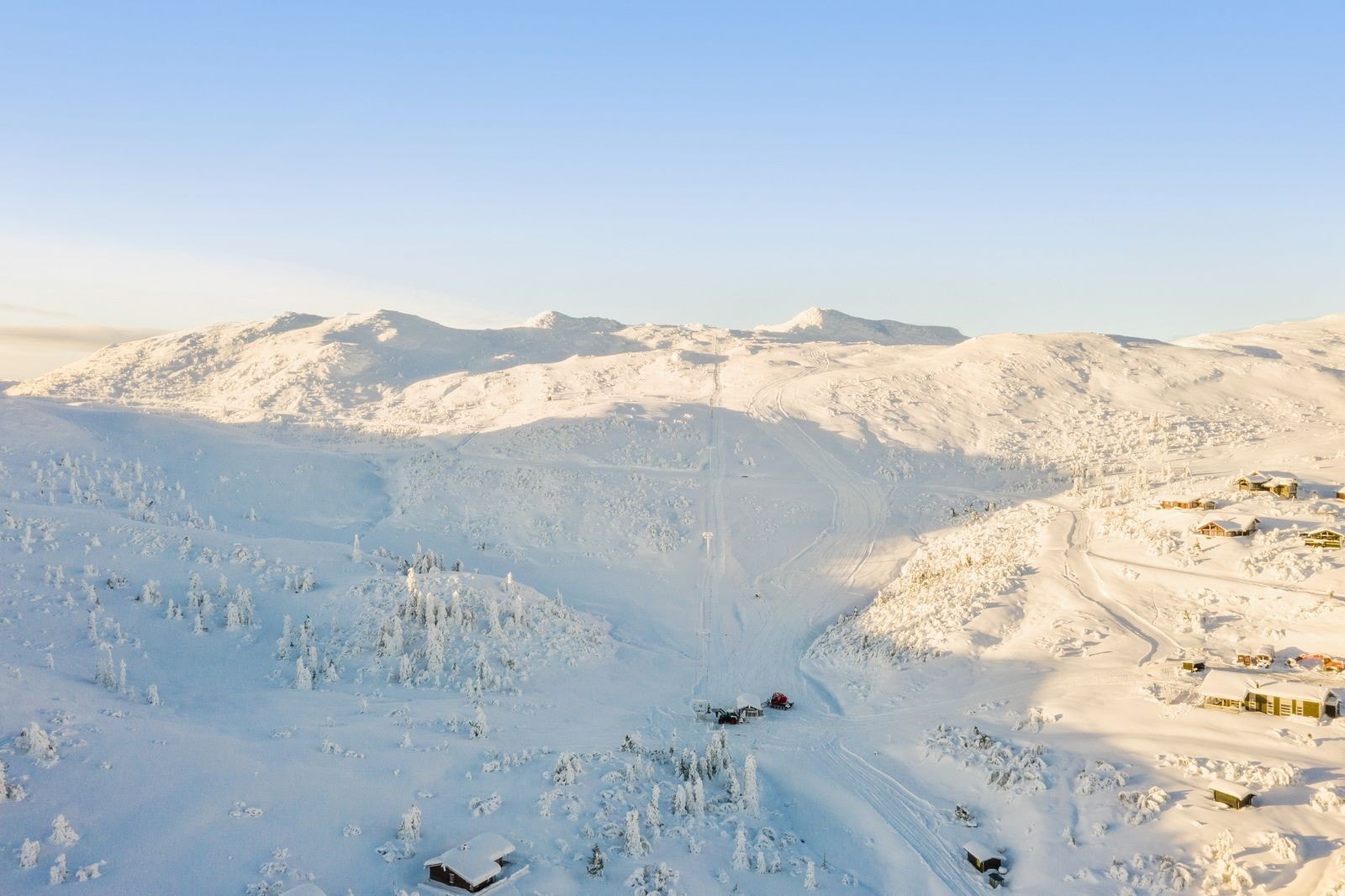 Vegglifjell Skisenter ligger i høyfjellet, med toppstasjon på 1111 m.o.h. og bunnstasjon som ligger på 996 m.o.h. Heistrekket er 710 meter langt, søndre nedfart er ca 900 meter og nordre nedfart er 750 meter lang. Galleribilde