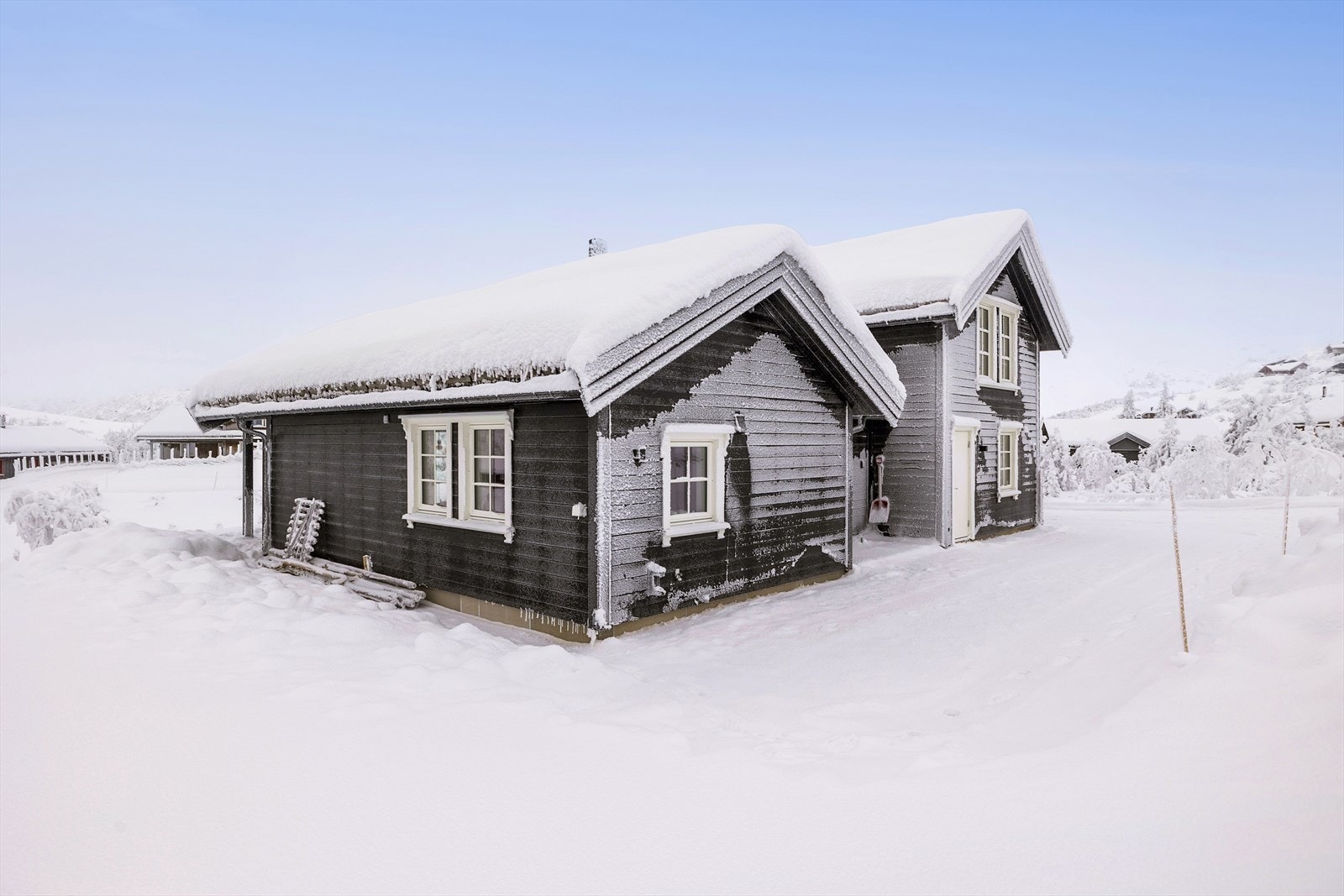 Hytten har også en utvendig bod med god lagringsplass til ved og utstyr. Galleribilde