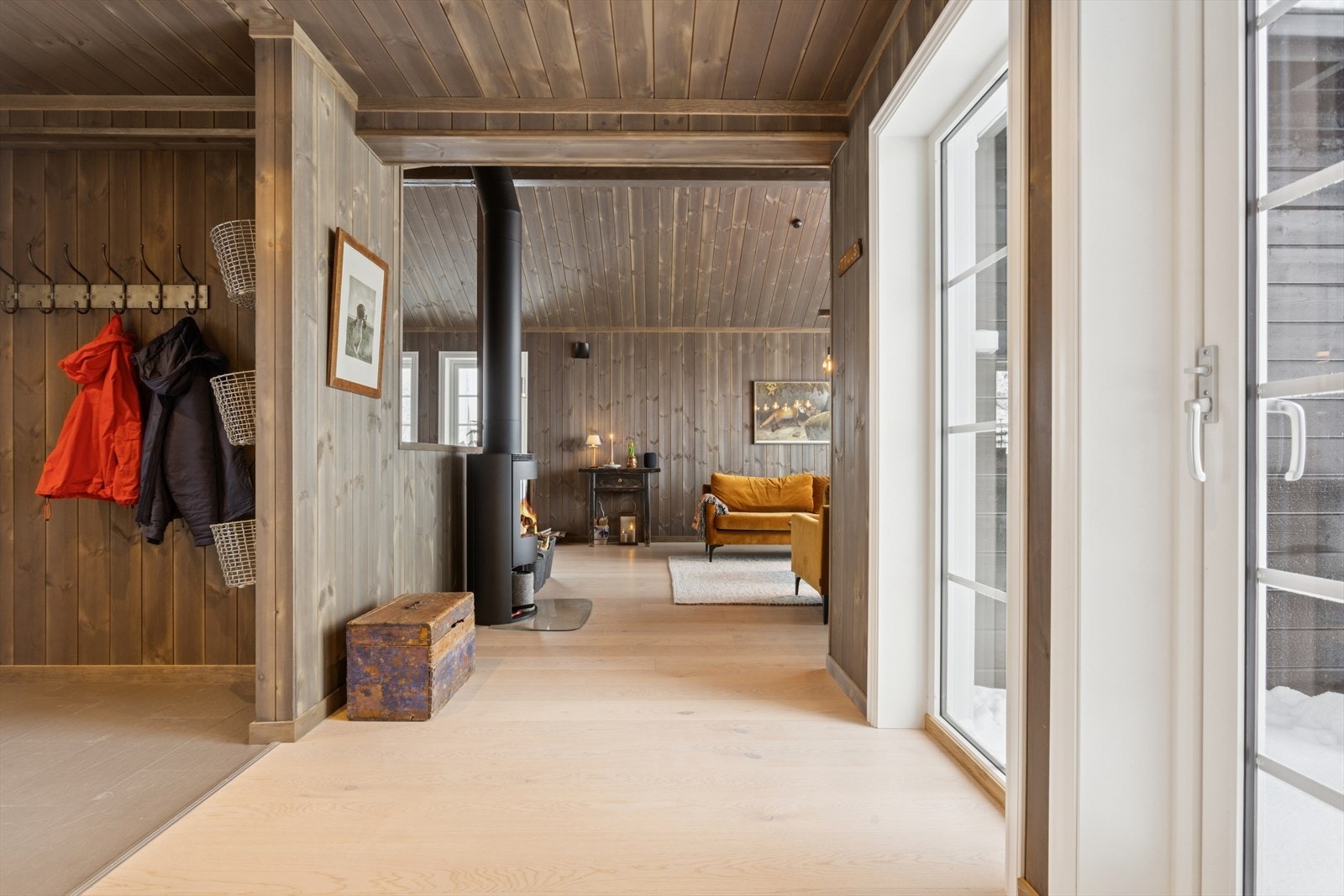 Fra gangen har man utgang til uteområdet. Store vindusflater gir en flott gjennomstrøm av naturlig lys. Galleribilde