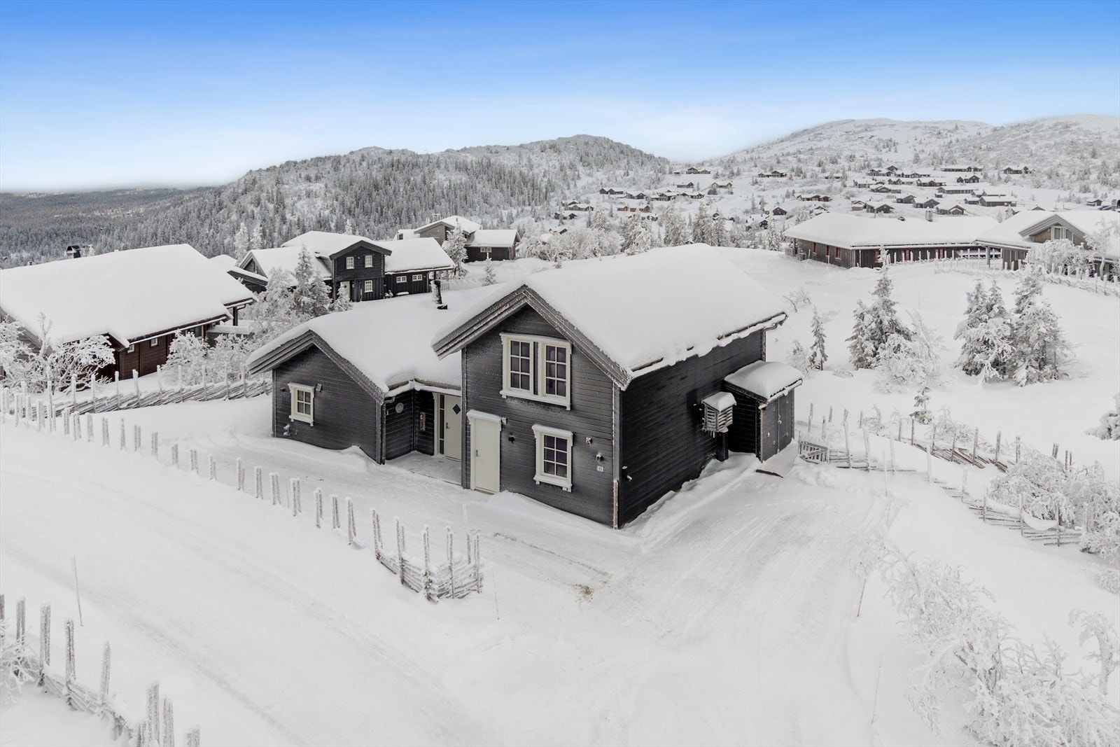 Stor, eiertomt på 811 kvm. Deler av tomta er inngjerdet med skigard og porter. God plass til parkering av flere biler i gårdsrommet både på innsiden og utsiden av skigarden. Galleribilde