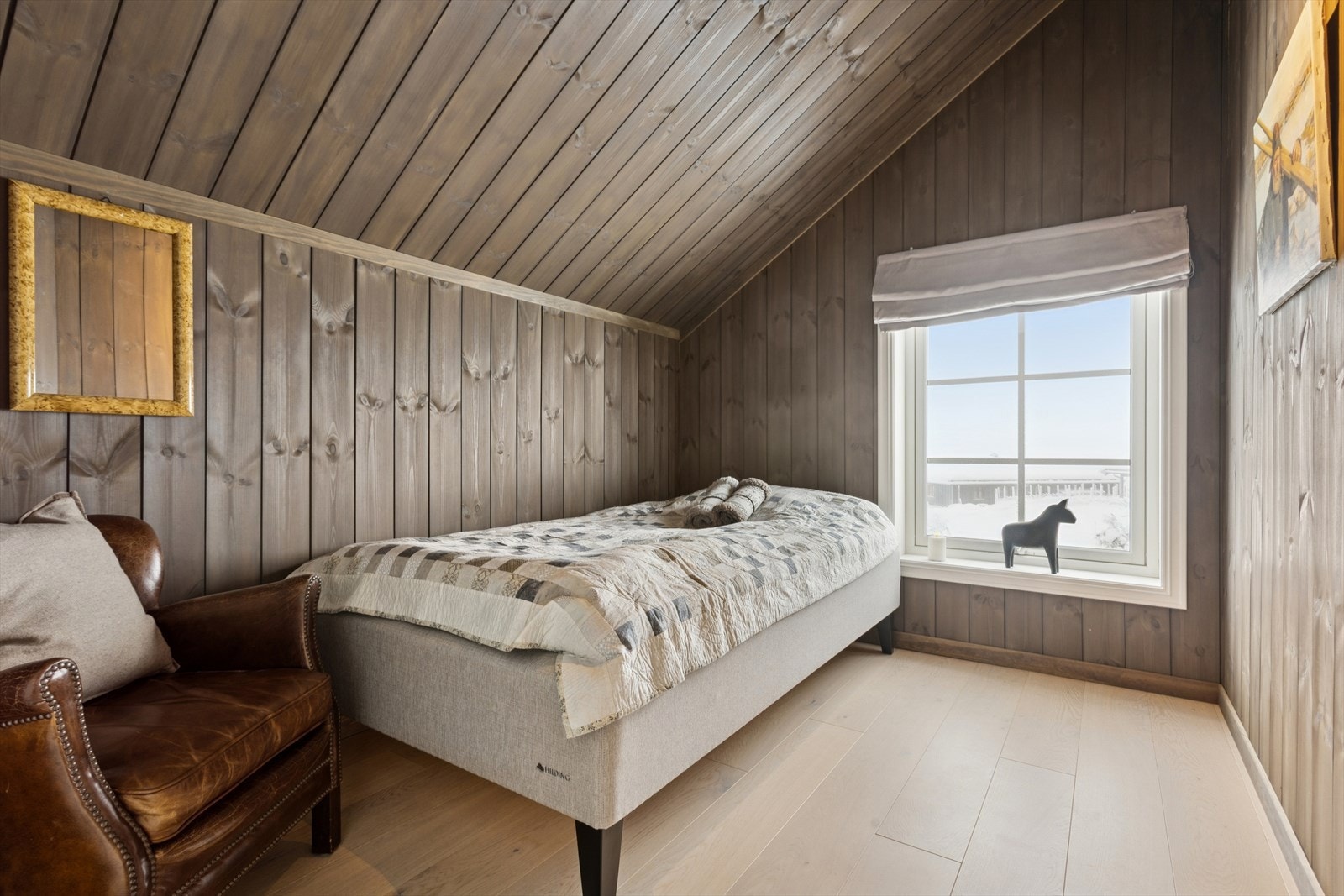 Soverom 3 har god takhøyde og god plass til seng og garderobe. Ypperlig som barnerom eller gjesterom. Galleribilde