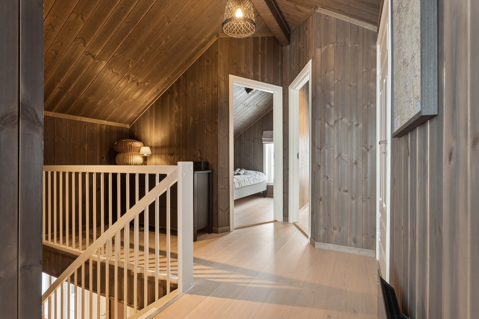 Følger man trappen opp til loftsetasjen finner man to soverom og en romslig loftstue. Galleribilde