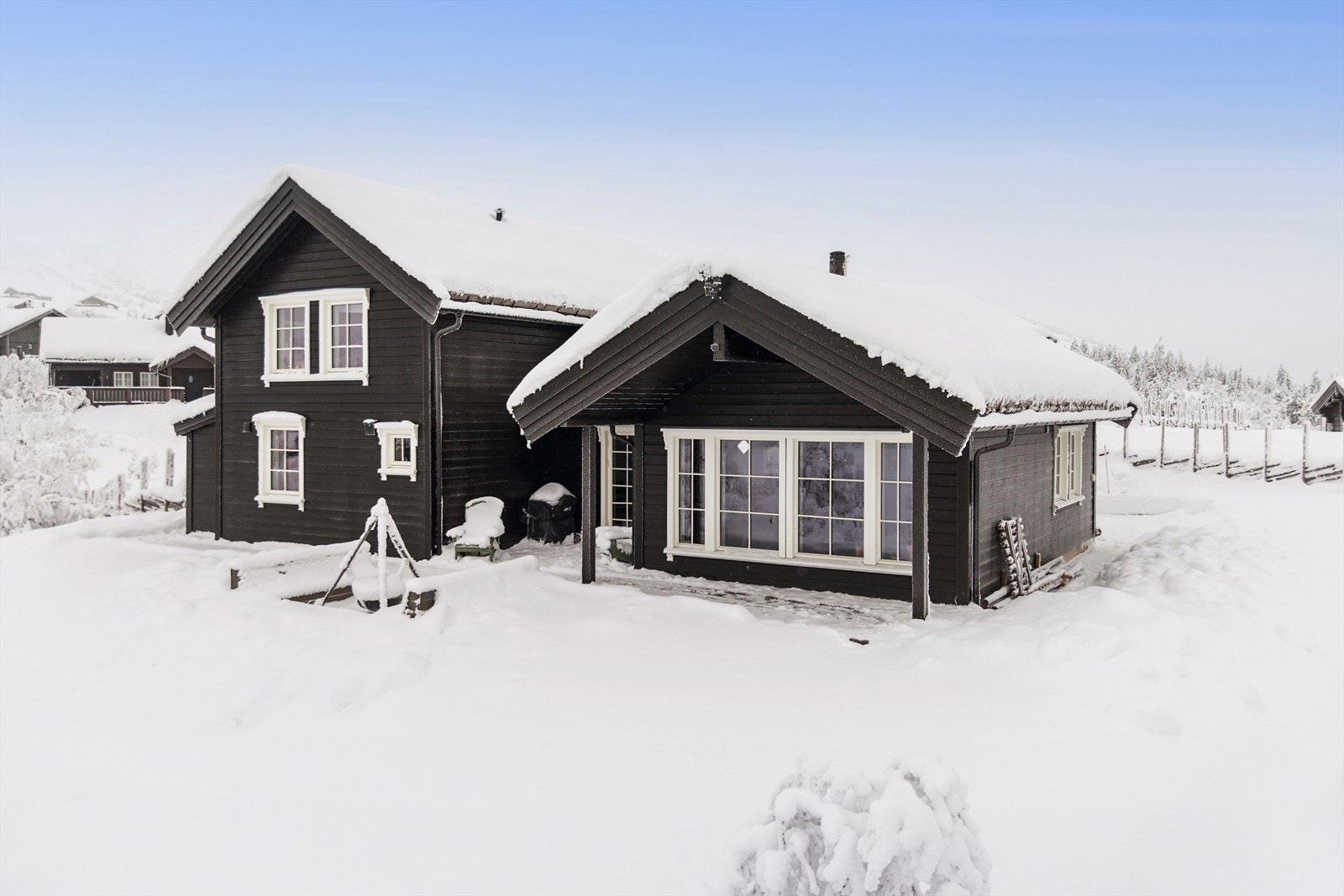 Uteområdet ligger sørvest vendt til, noe som gir svært gode solforhold. I tilknytning til terrassen har man også en trivelig bålplass med sittebenker. Et kjekt samlingspunkt for både store og små etter en lang dag i skiløypa. Galleribilde