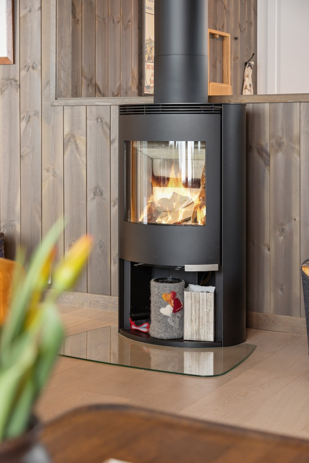 Stuen er utstyrt med en flott vedovn, som sammen med en varmepumpe sørger for god- og energieffektiv oppvarming. Galleribilde
