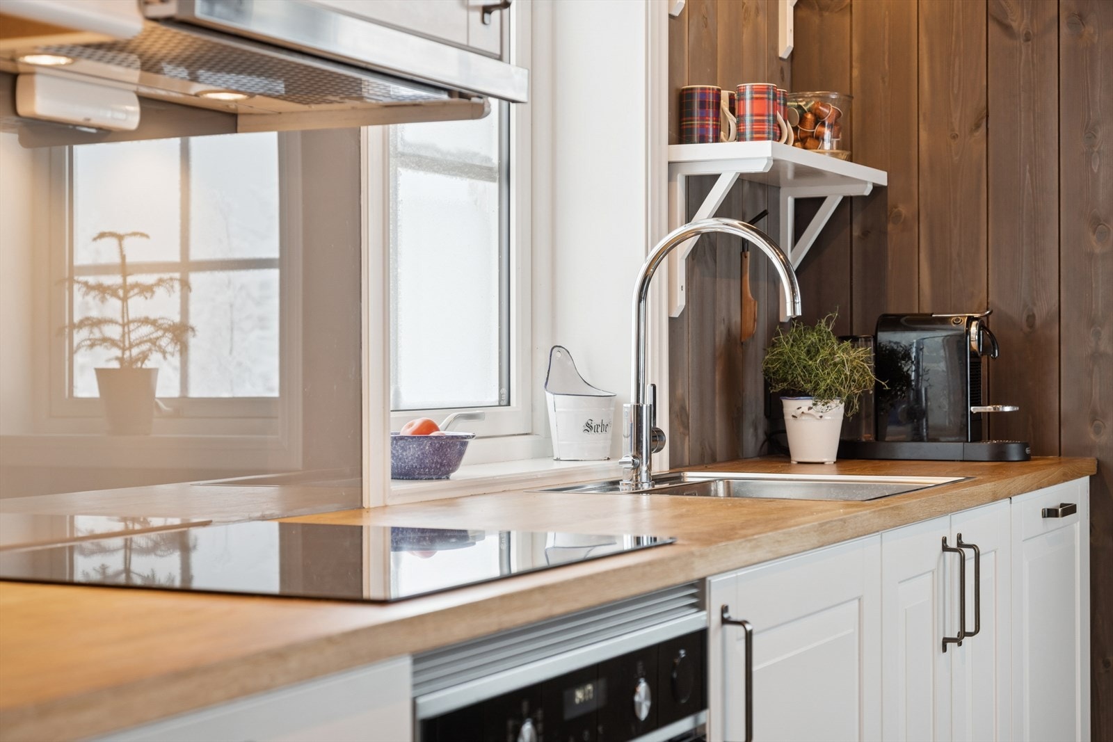 Kjøkkenet er ellers utstyrt med kombiskap, oppvaskmaskin, stekeovn, koketopp og kjøkkenventilator med avtrekk ut. Galleribilde