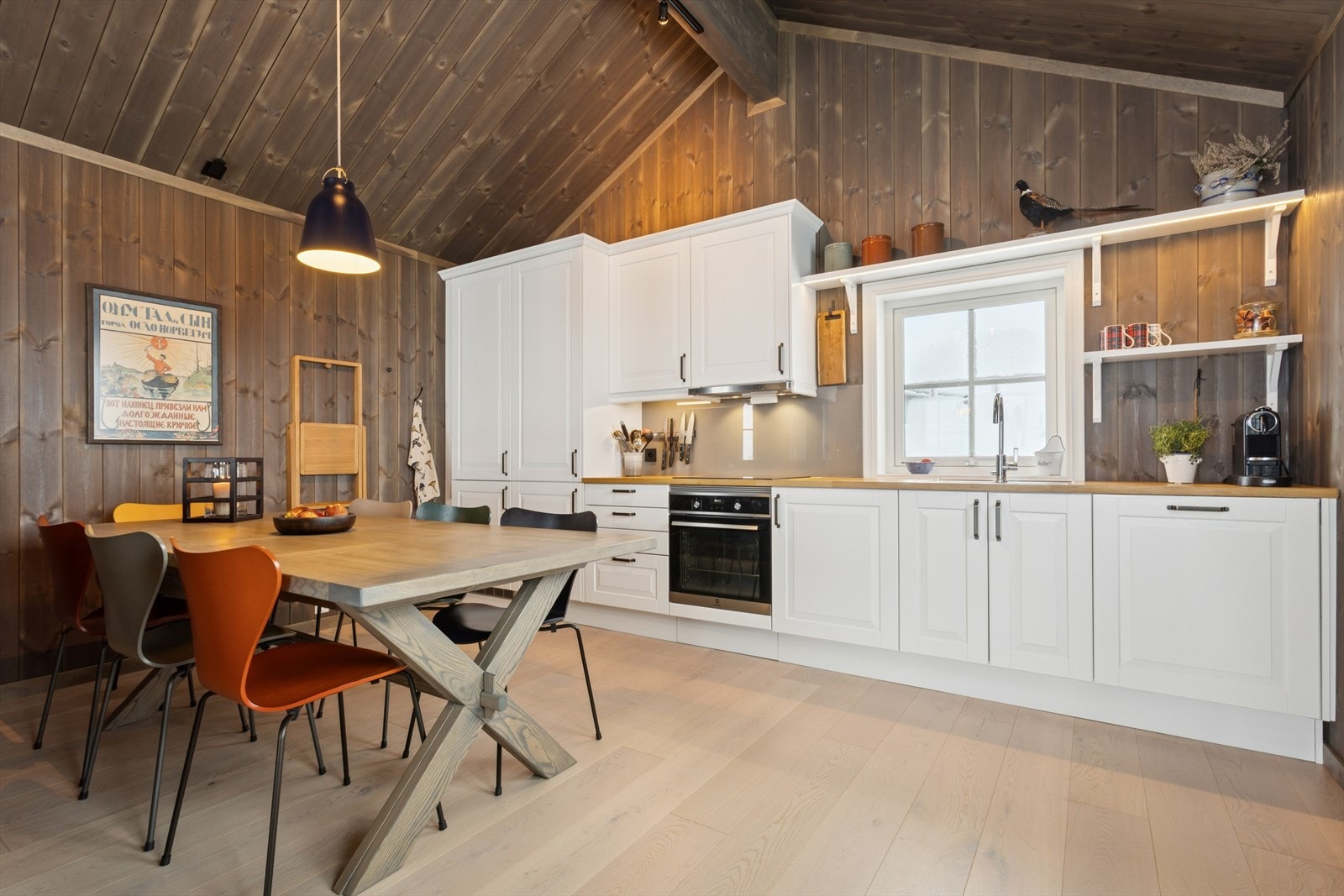 Kjøkkenet er levert av Sigdal og er tidløst innredet med hvite, profilerte fronter og benkeplate av laminat og heltre. Et romslig kjøkken som gir godt med skap- og skuffeplass. Galleribilde