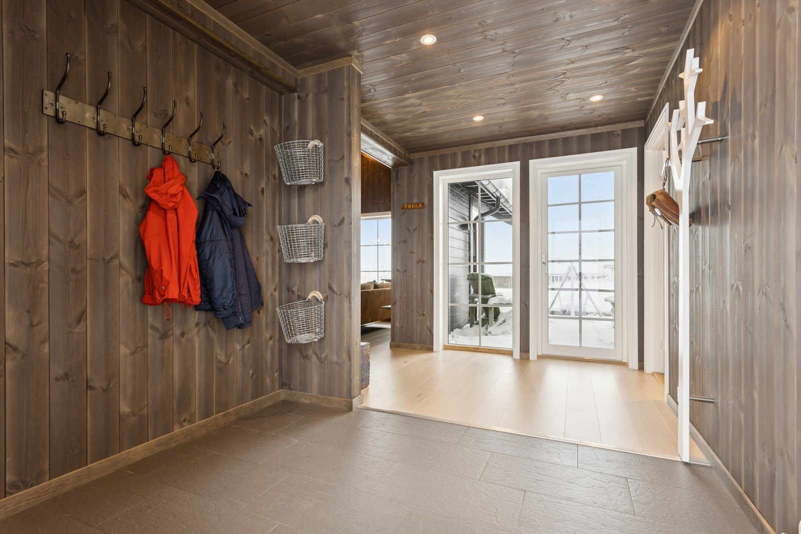 Man ønskes velkommen inn i en romslig og innbydende entré som er praktisk innredet med flislagt gulv. Her har man god plass til å møblere med garderobe hvor man kan henge fra seg yttertøy og sko. Galleribilde