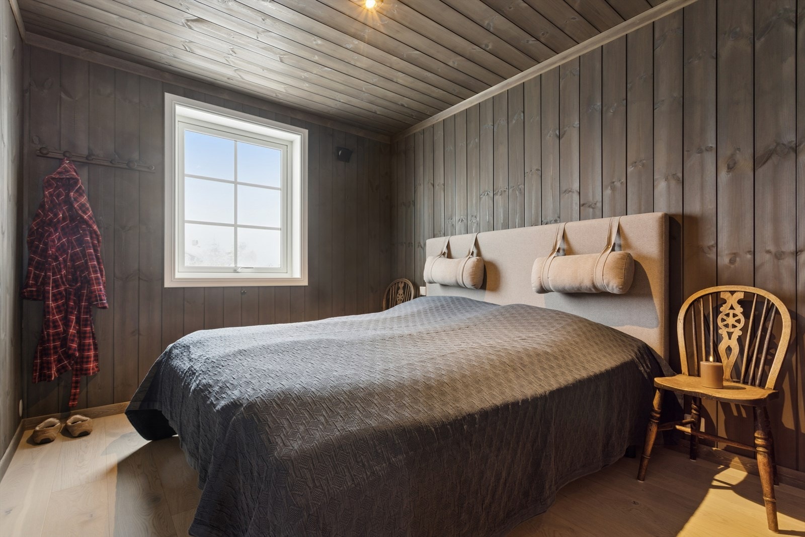 Soverom 1 er av god størrelse og har god plass til både seng, garderobe og tilhørende møblement. Galleribilde