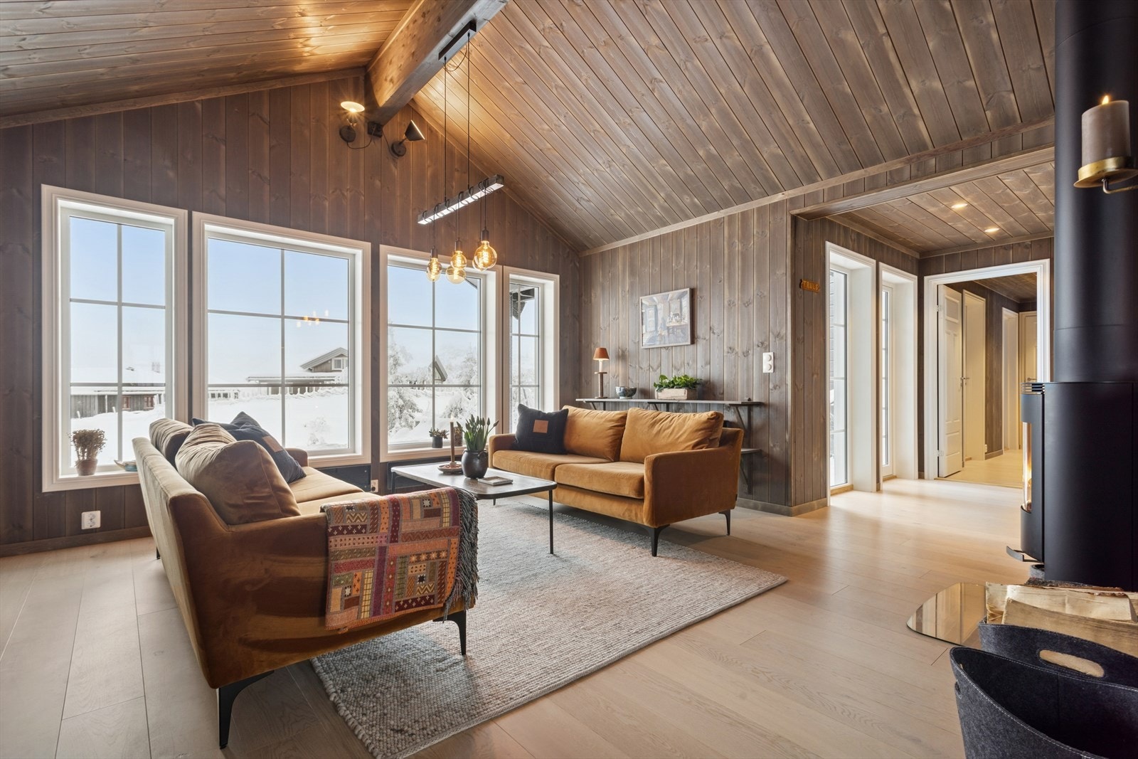 Stue og kjøkken ligger i åpen løsning. Et stort og innbydende rom med særdeles god takhøyde og store vindusflater som gir rikelig med naturlig lys, samtidig som de slipper inn den flotte naturen. Galleribilde