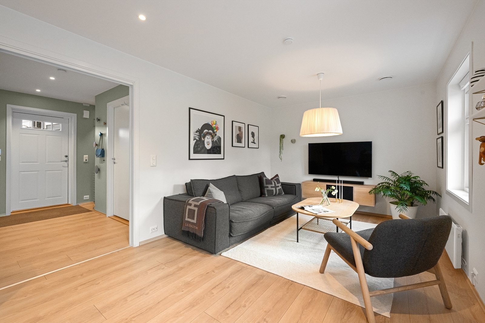 Lys og moderne stue med åpen løsning. Galleribilde