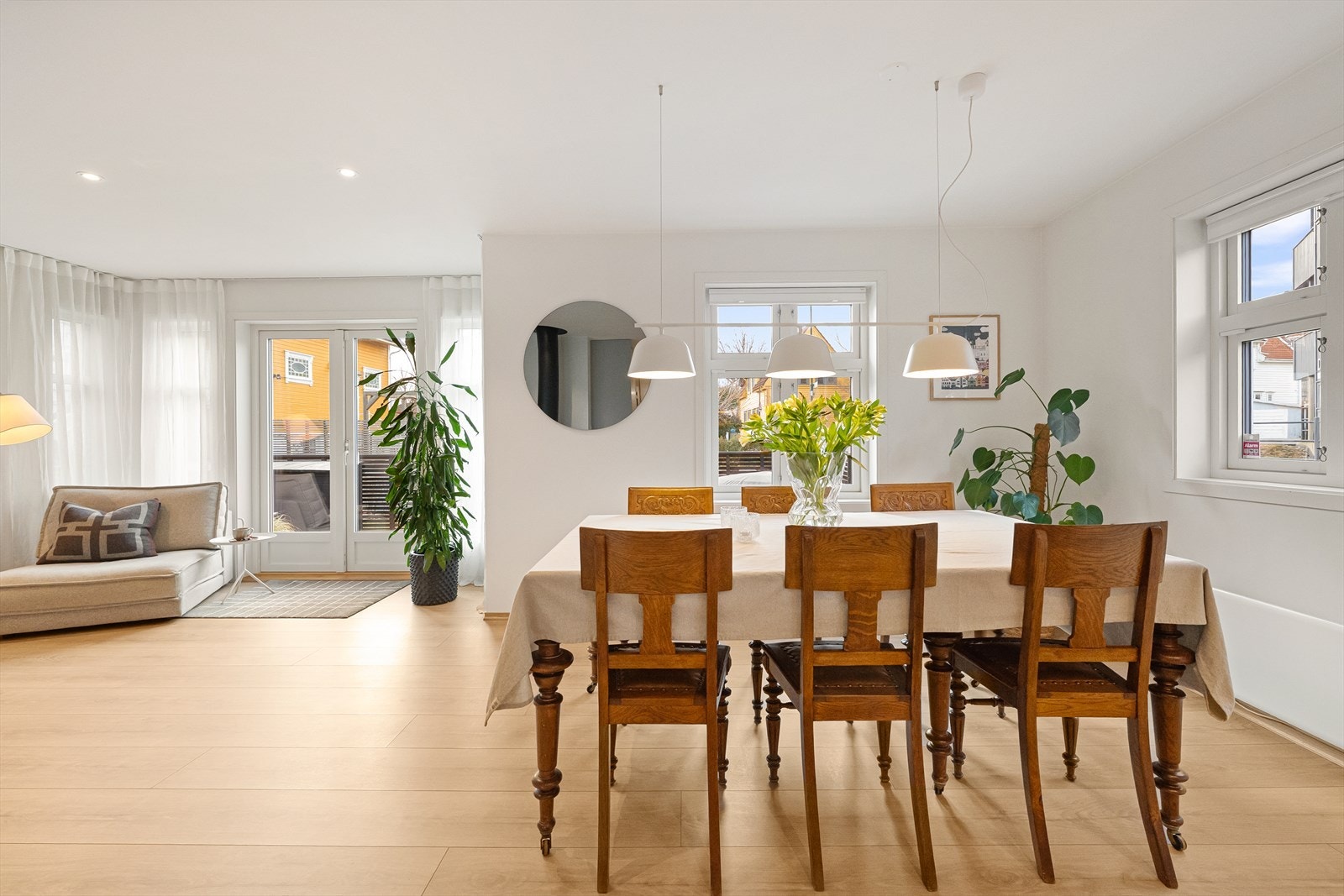 Store vindusflater som gir rikelig med naturlig lys Galleribilde