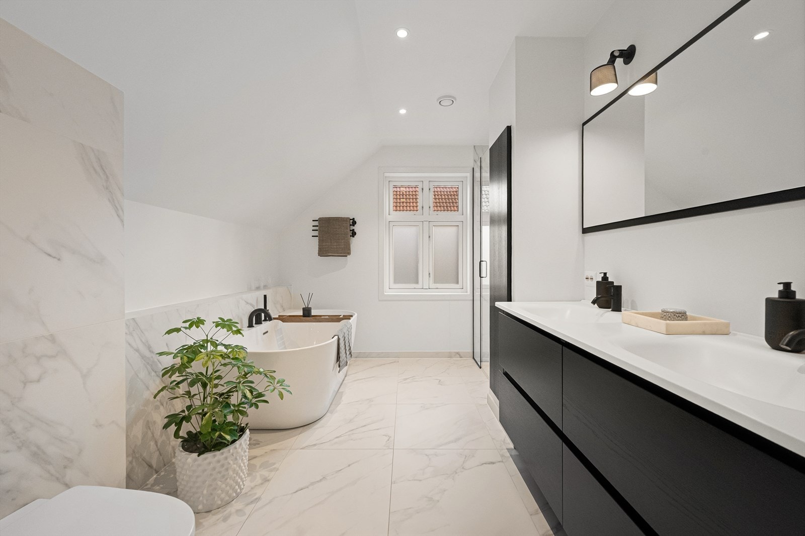 Smakfullt bad med lyse og moderne flater Galleribilde