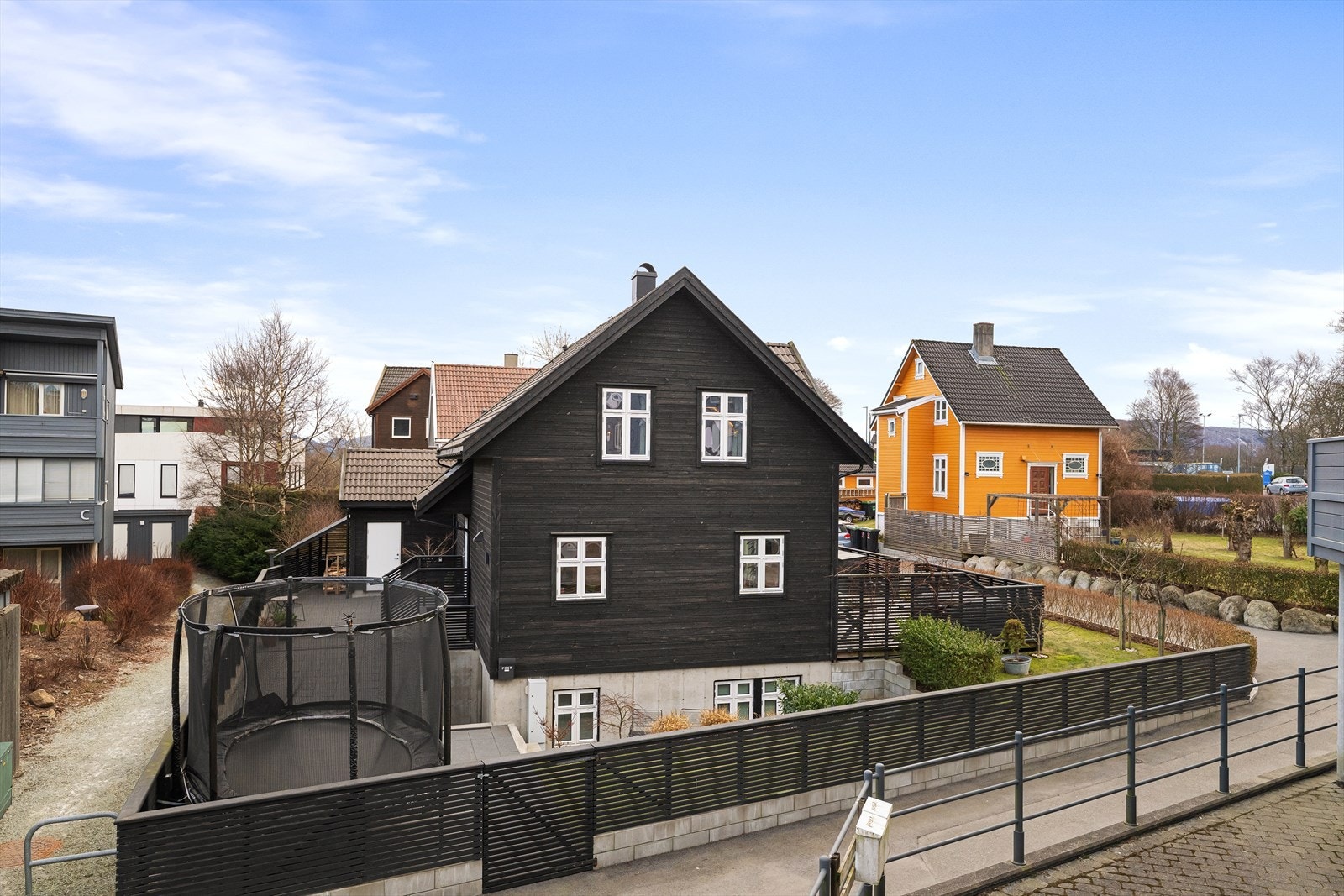 Nyere og sentral enebolig som byr på en rekke kvaliteter Galleribilde