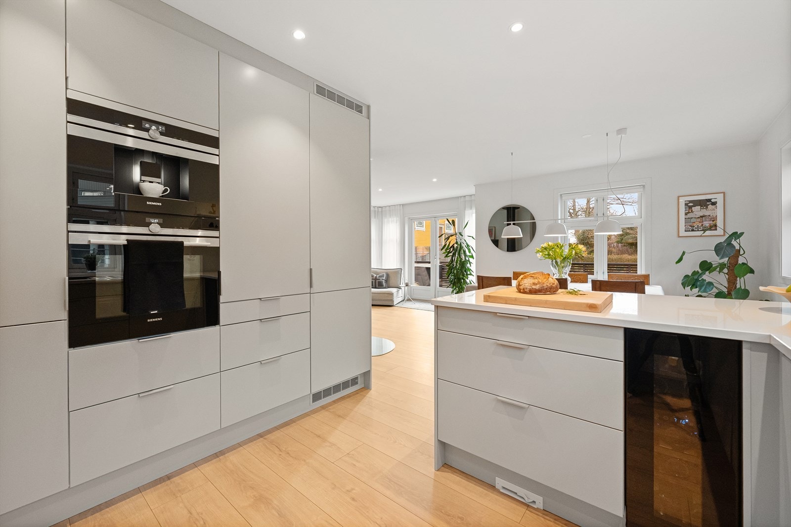 Romslig kjøkken med god skap- og benkeplass Galleribilde