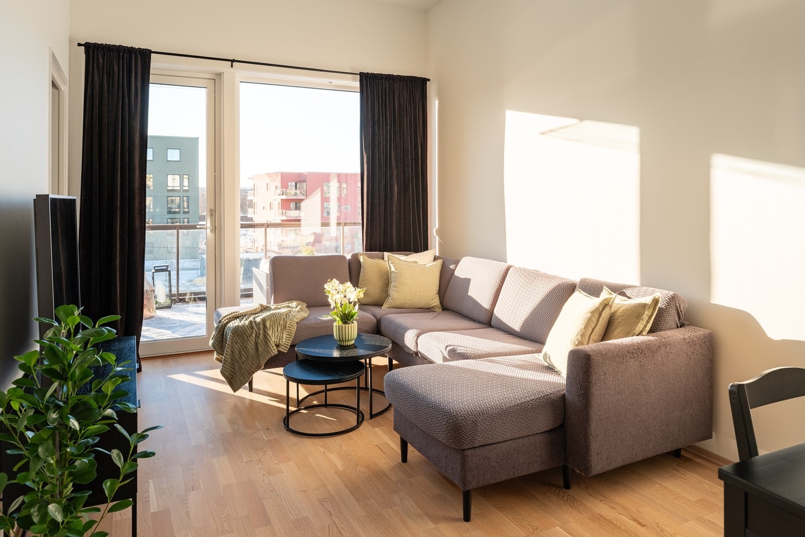 Leiligheten byr på åpen stue- kjøkkenløsning, et soverom, bad, balkong og entré. Det medfølger også bod i kjeller for ekstra med lagringsplass. Galleribilde