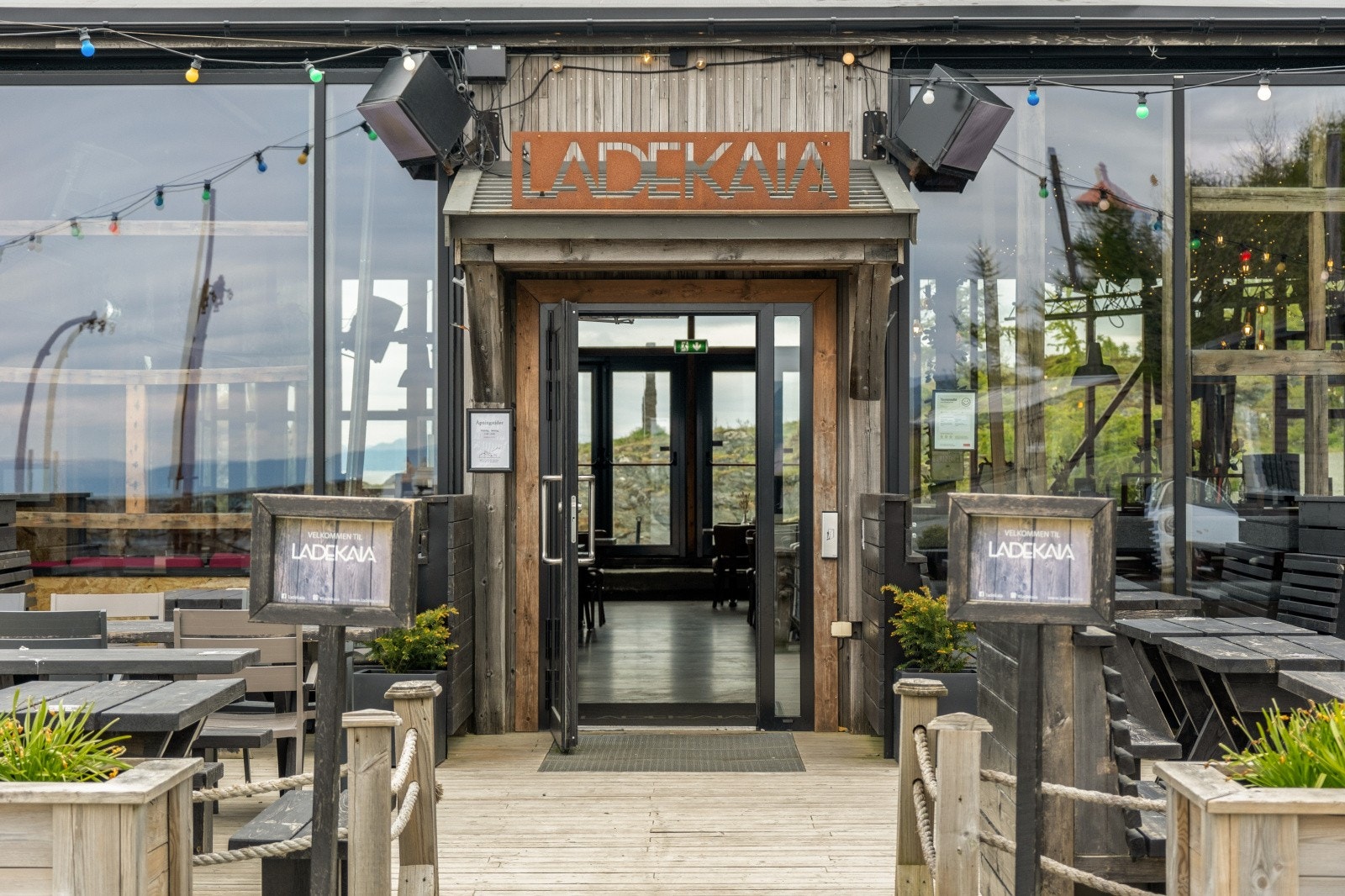 På Østmarkneset langs Ladestien ligger Ladekaia. Et uformelt serveringssted med en herlig beliggenhet ved sjøen! Galleribilde
