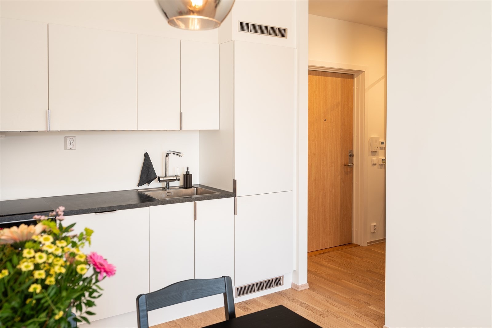 Kjøkkenet har integrerte hvitevarer som kjøl/fryseskap, oppvaskmaskin, stekeovn og platetopp. Galleribilde