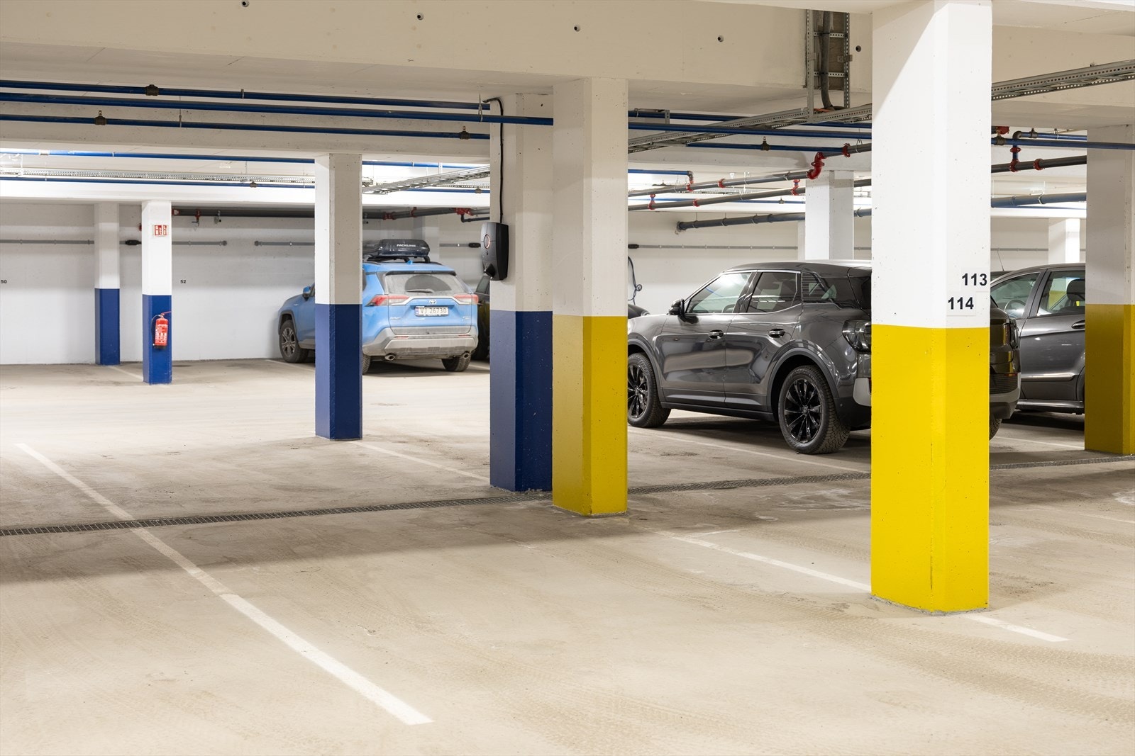 Det er mulighet for å kjøpe p-plass i kjeller. Konf. megler for mer info. Galleribilde