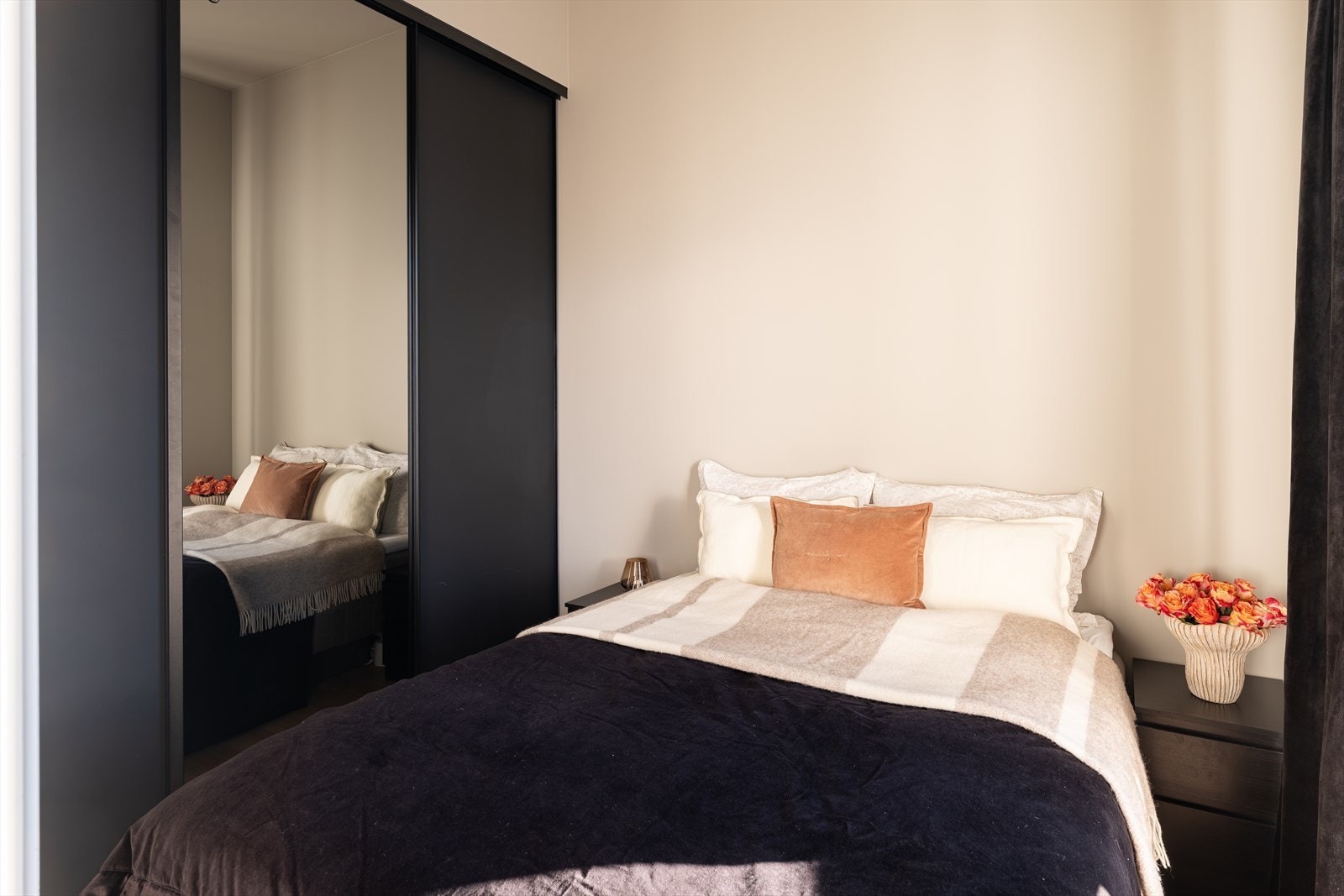 Soverommet måler 7,5m², og har god plass til dobbeltseng, nattbord og garderobeløsning. Galleribilde