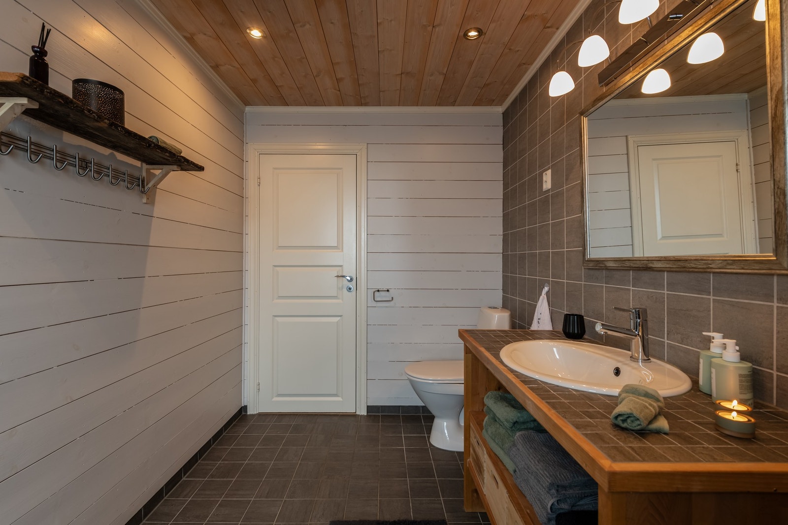 badet har servantinnredning, håndvask, toalett og dusjhjørne Galleribilde