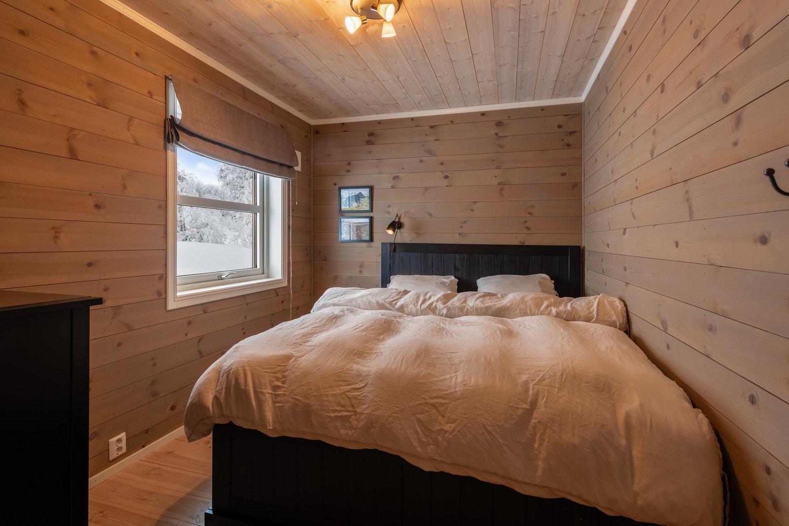 Drøm søtt i mye dyner omringet av frisk fjelluft Galleribilde