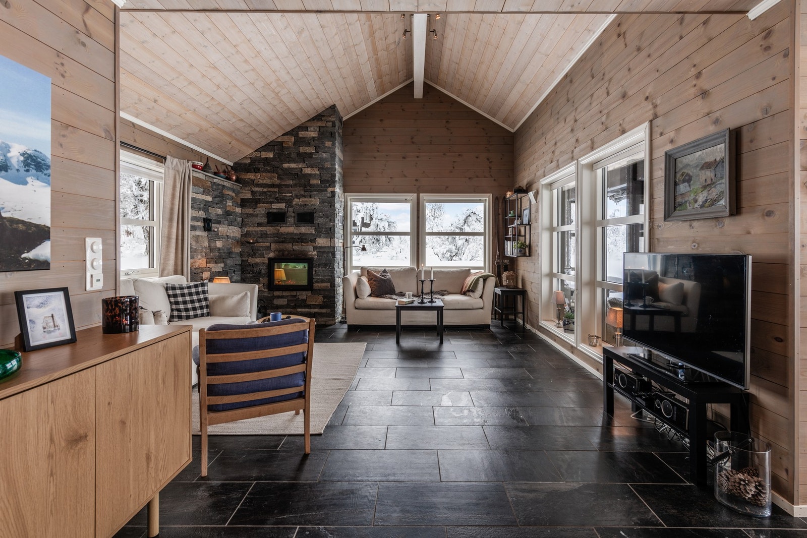 Peisen smykker opp stuen Galleribilde