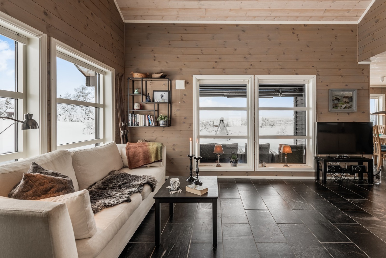 De store vindusflatene slipper inn godt med naturlig lys Galleribilde