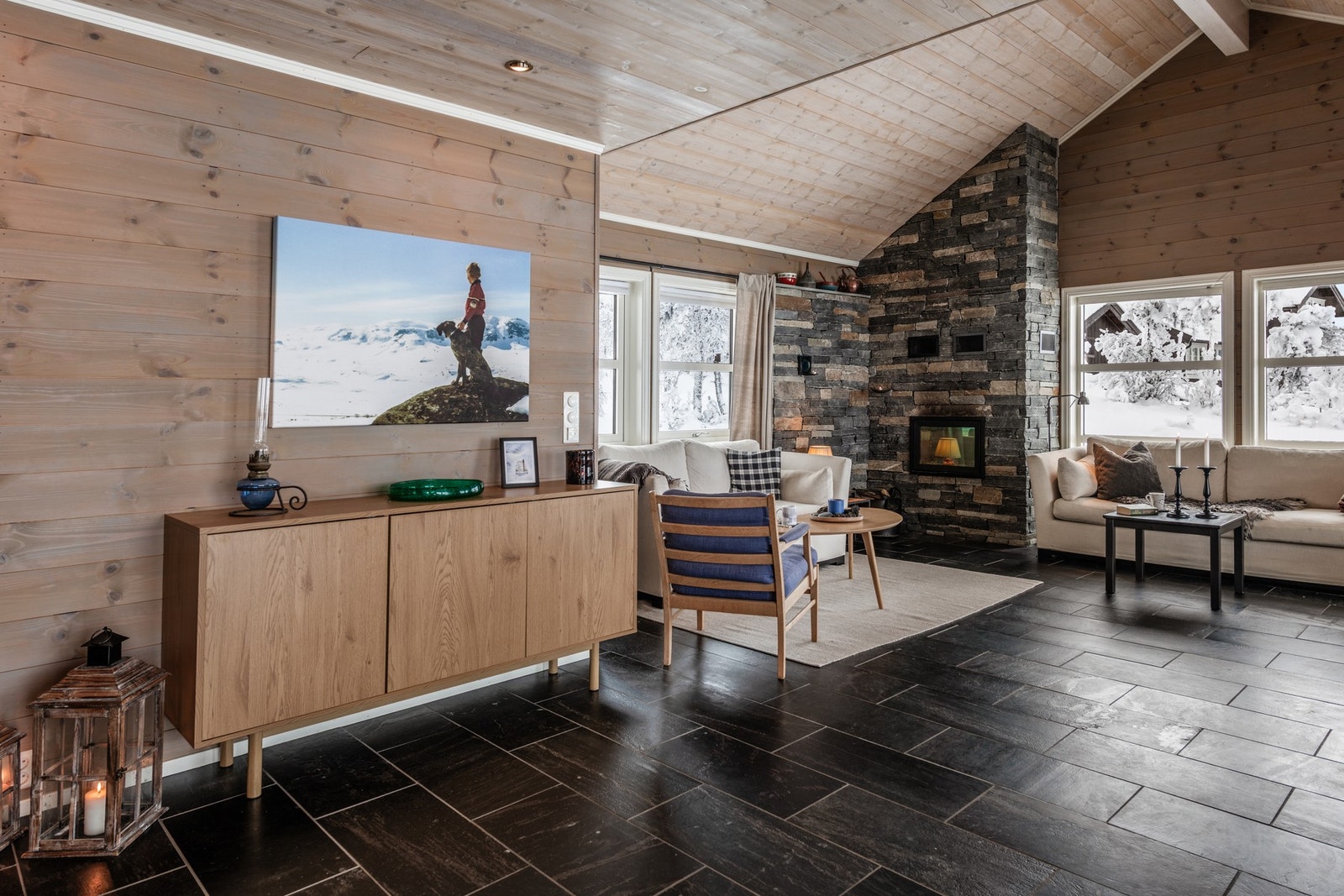 Hytten er omkranset av vakker natur som blir en del av interiøret Galleribilde