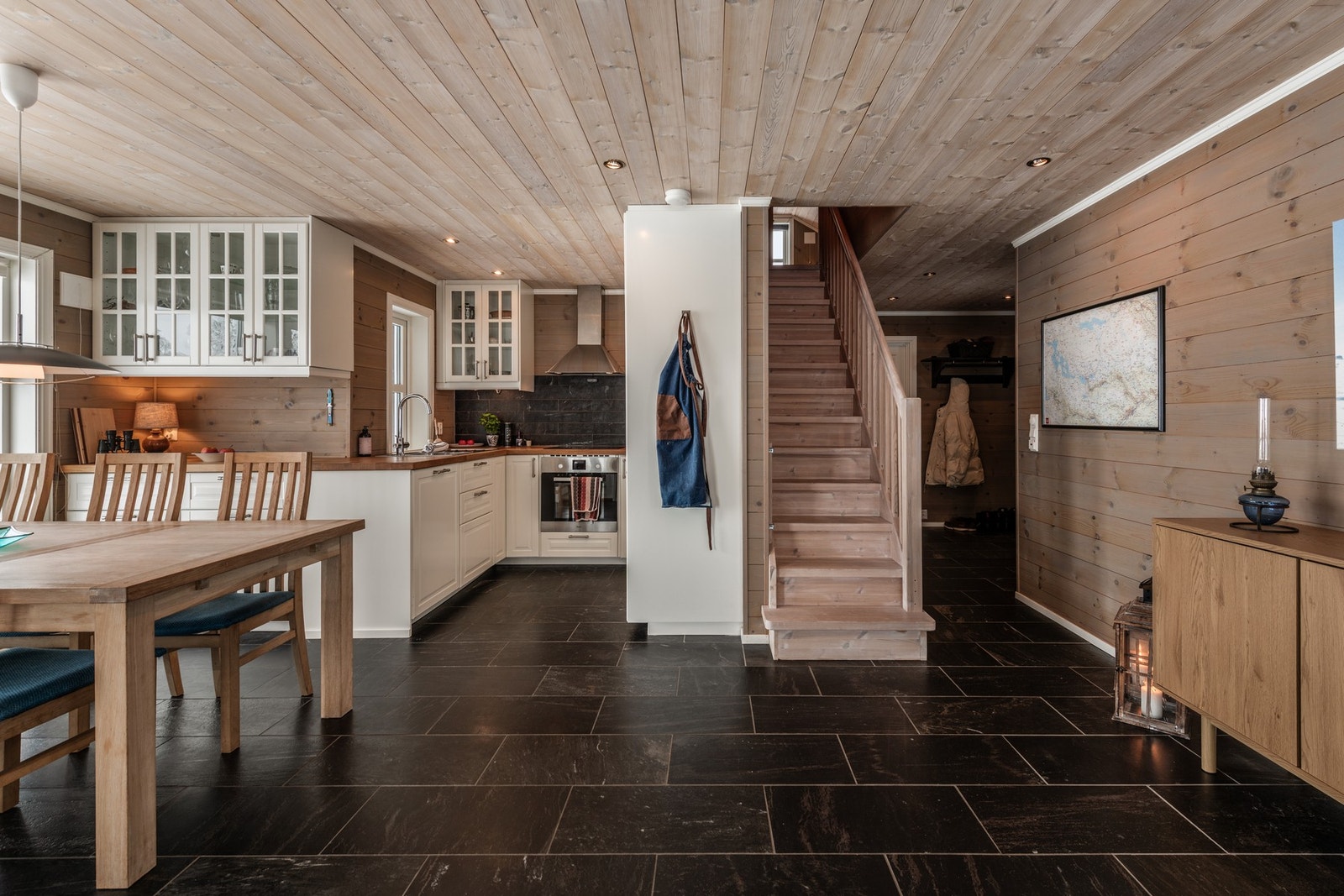 Lekkert kjøkken med integrert oppvaskmaskin, stekeovn, koketopp og kjøl/frys Galleribilde