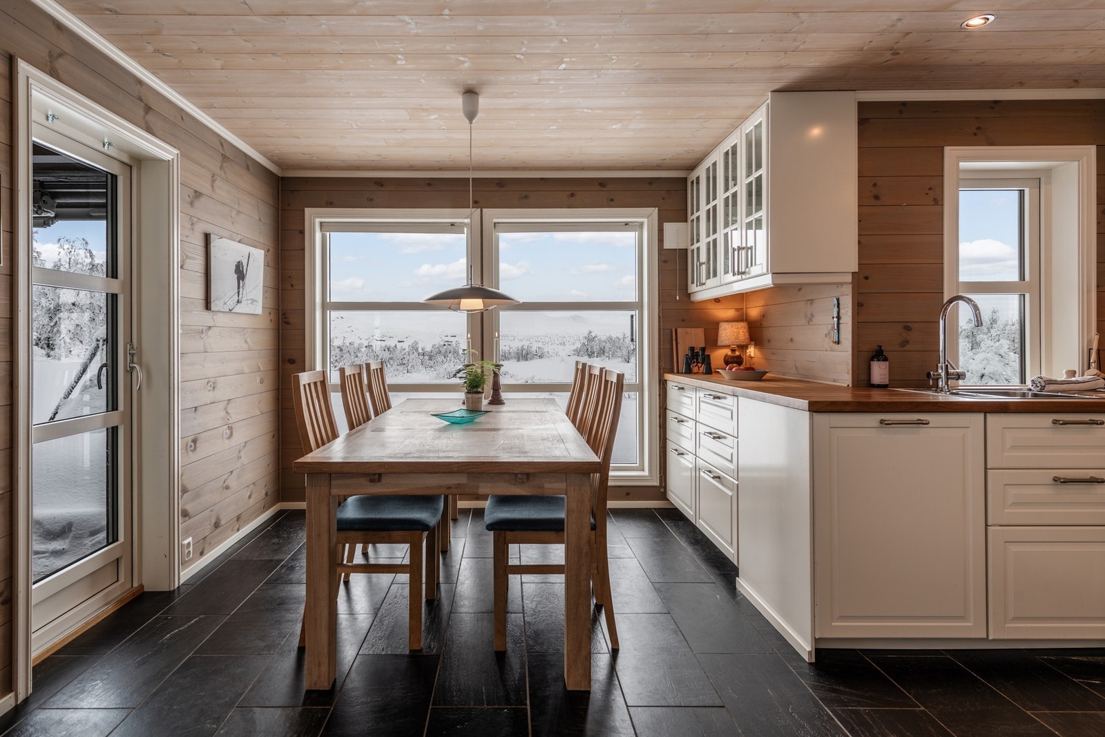 Utgang til terrasse fra spisestuen Galleribilde