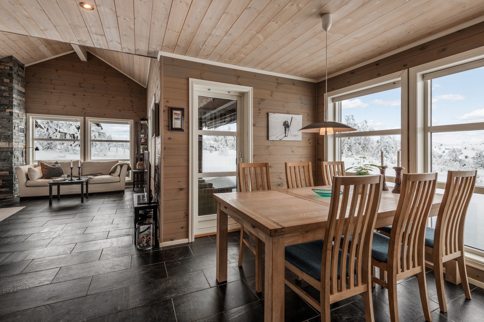 Takhøyden i stuen gir dybde og en behagelig romfølelse Galleribilde