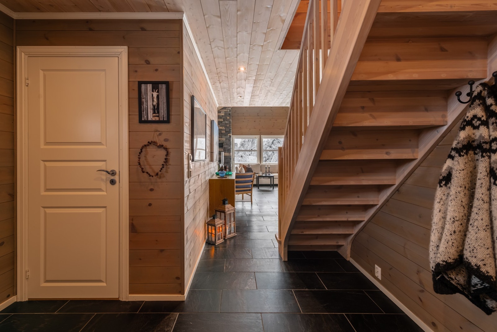 Opp trappen kommer man til hyttens loftsetasje, denne har ikke målbart areal og er derfor ikke godkjent for varig opphold Galleribilde