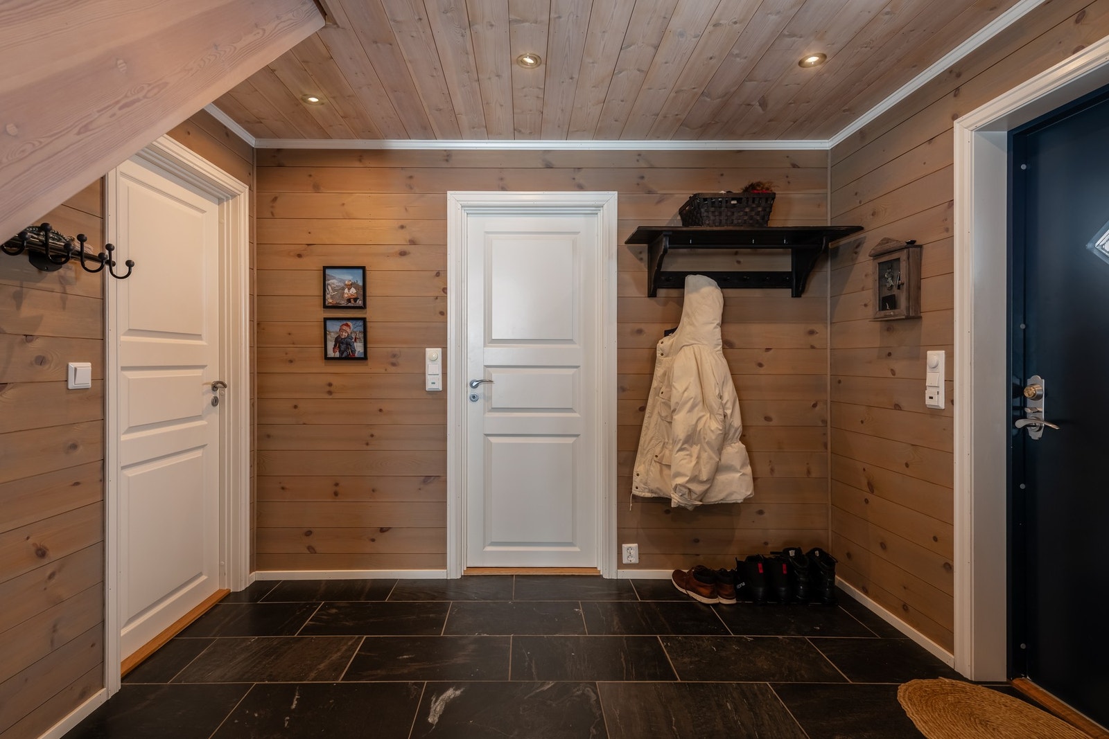 Romslig entré Galleribilde