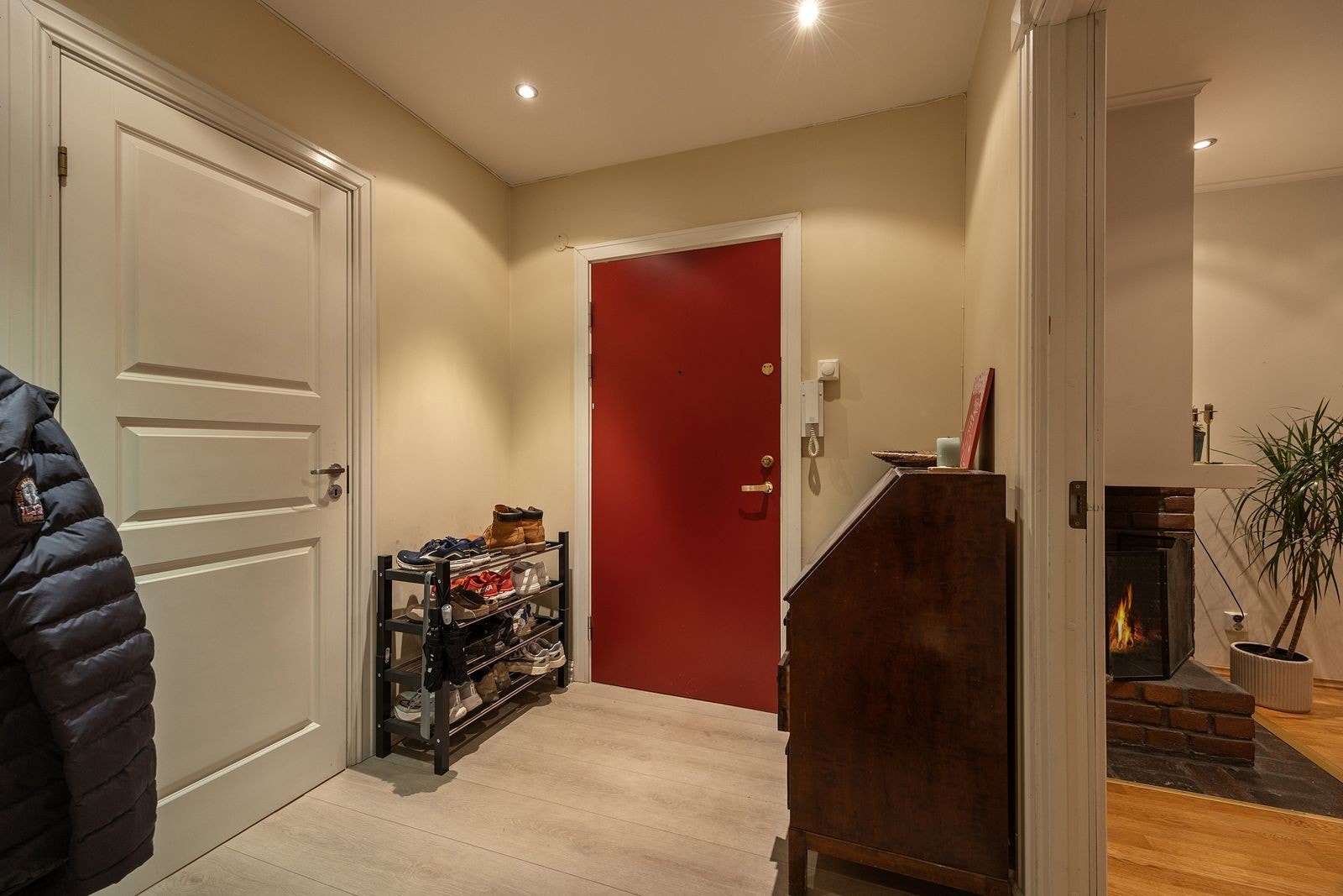 Velkommen inn! Entre med plass til oppheng av klær og sko Galleribilde