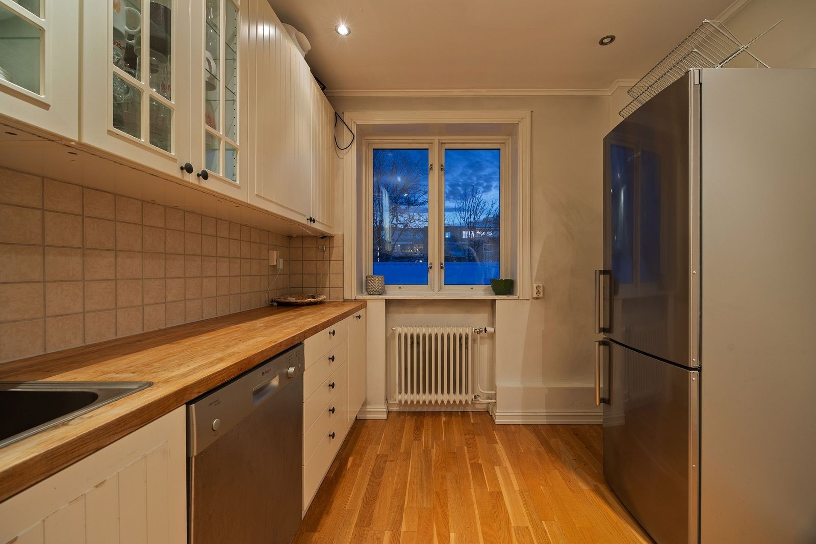 Separat og praktisk kjøkken med hvitevarer Galleribilde