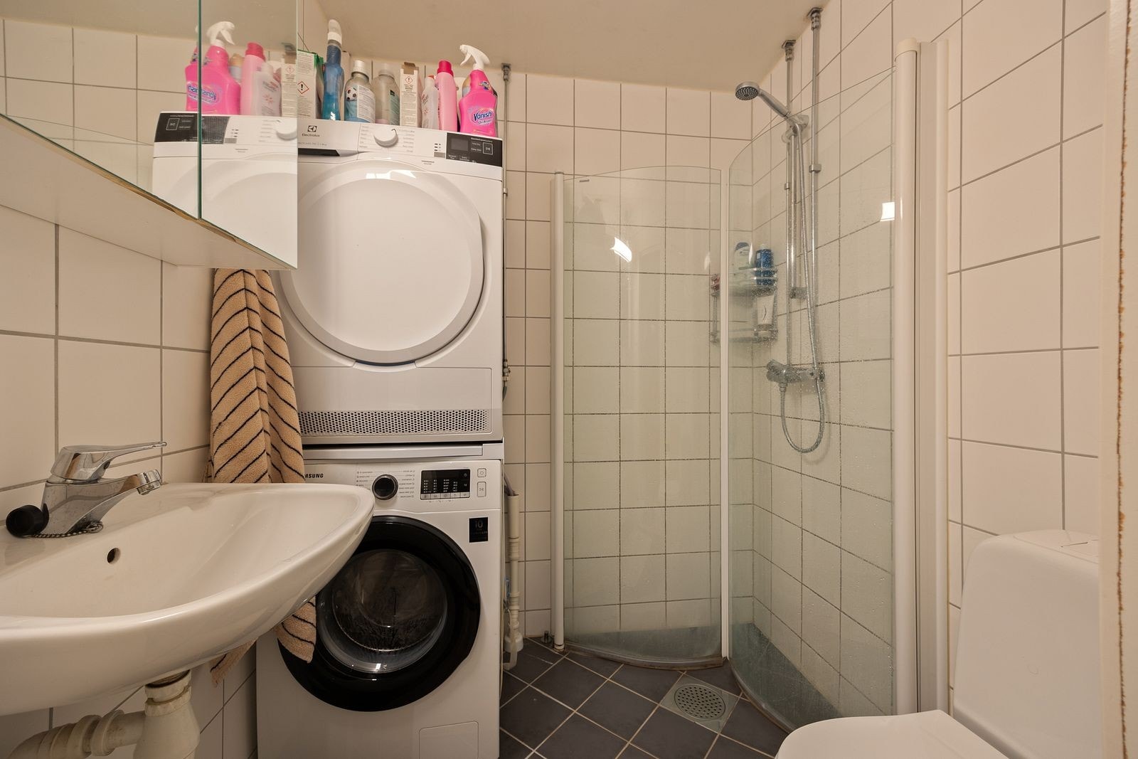Pent flislagt bad med varmekabler. Vaskemaskin og tørketrommel medfølger Galleribilde
