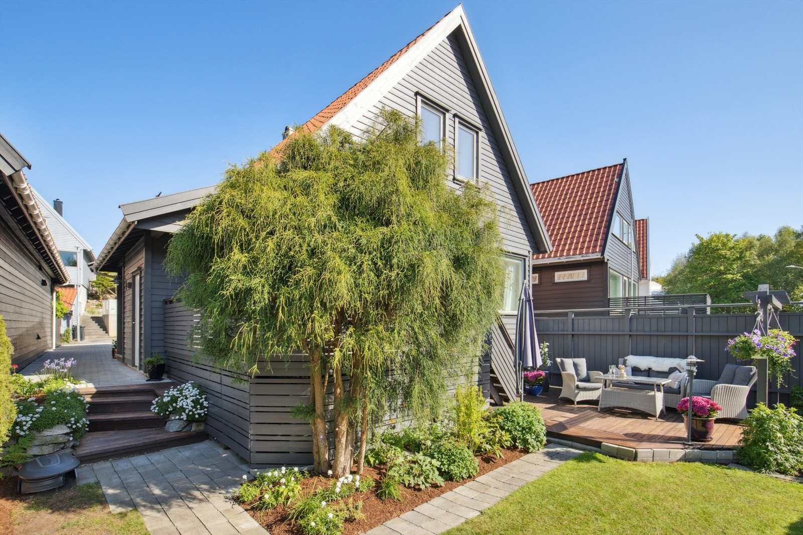 Hageareal + terrasse på baksiden Galleribilde