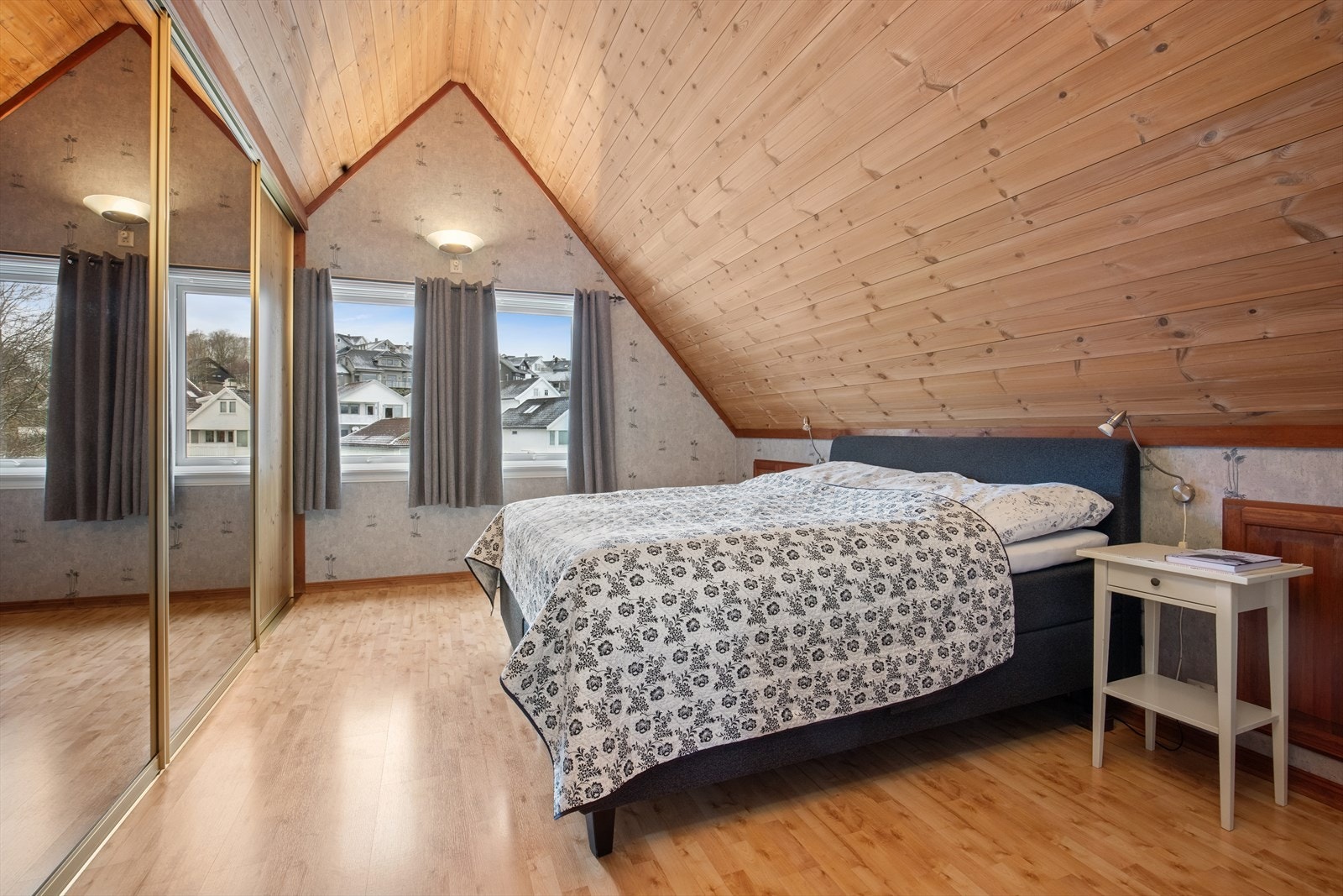 2. etg: Hovedsoverom med god takhøyde og stor skyvedørsgarderobe Galleribilde