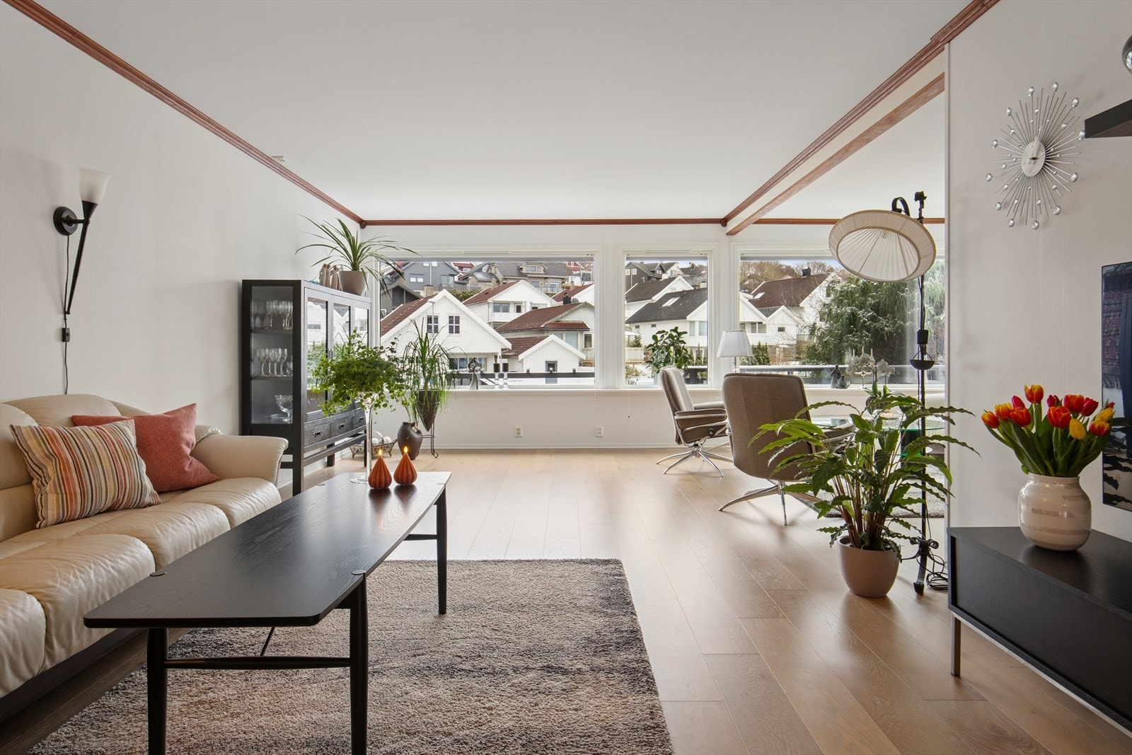 1. etg: Romslig stueareal med store vindusflater Galleribilde