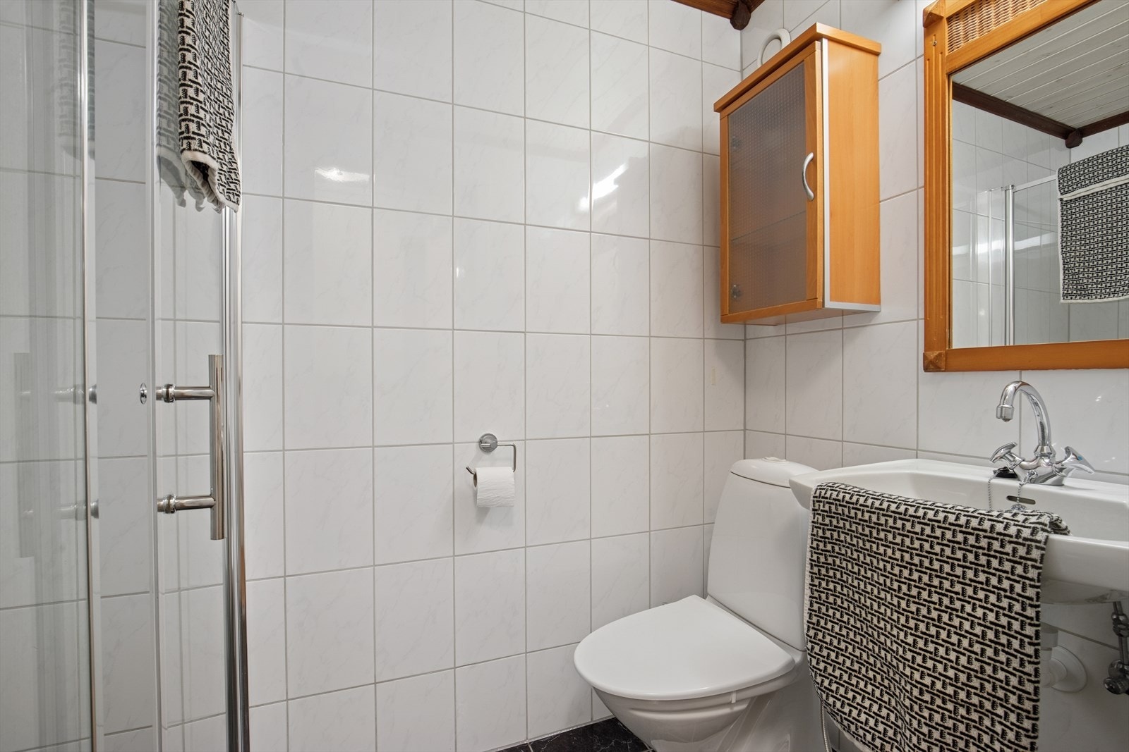 U. etg: Helfliset bad Galleribilde