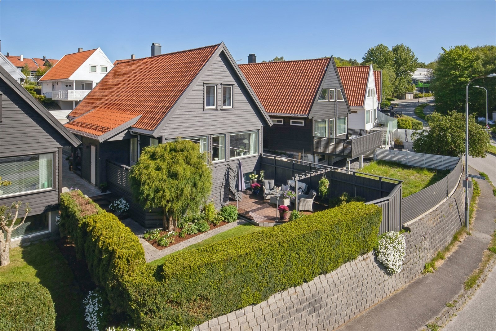 Eiendommen er skjermet på baksiden med hekk og gjerde Galleribilde